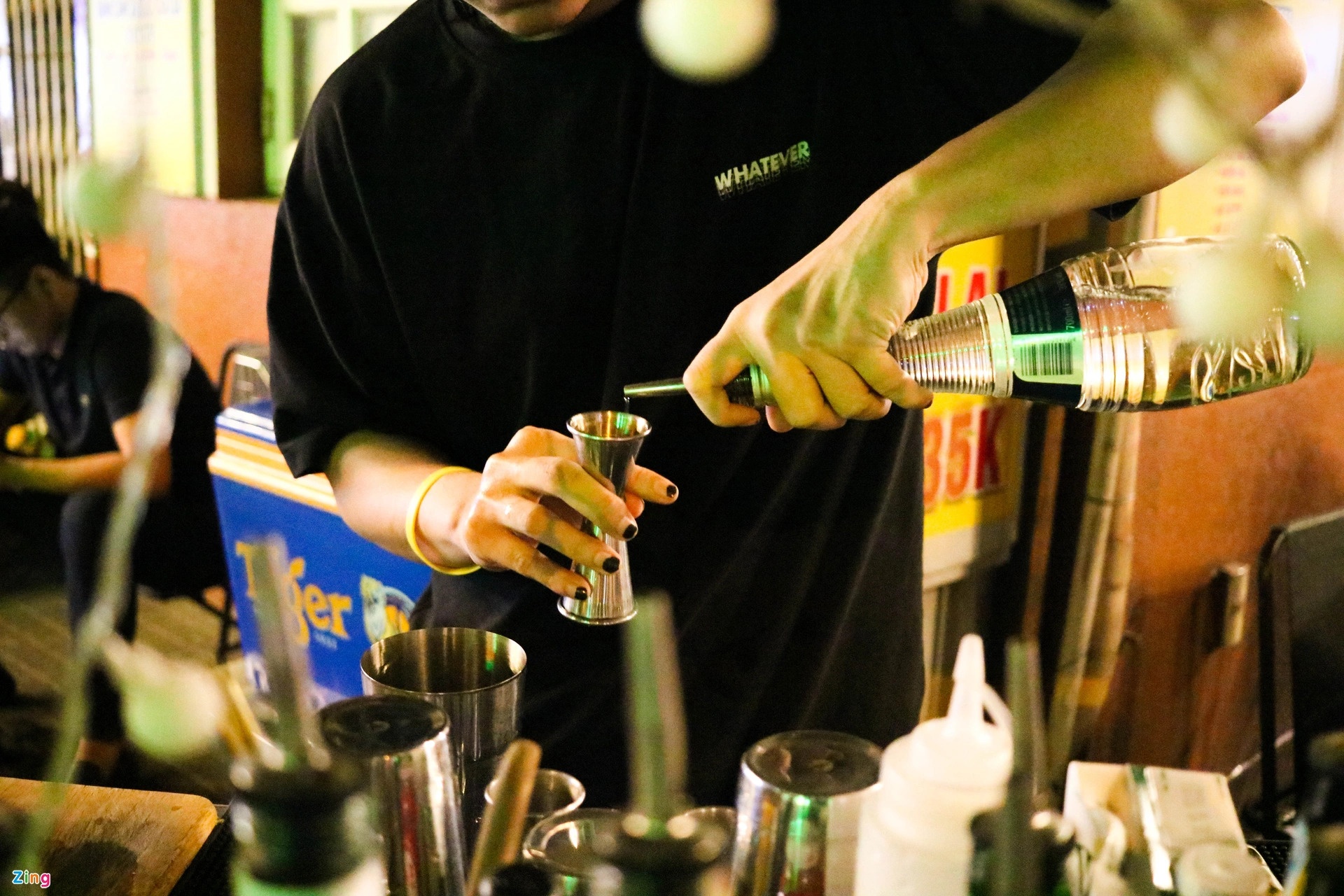 Bartender o TP.HCM: 'Quan toi tro tay khong kip khi ngung hoat dong' anh 4