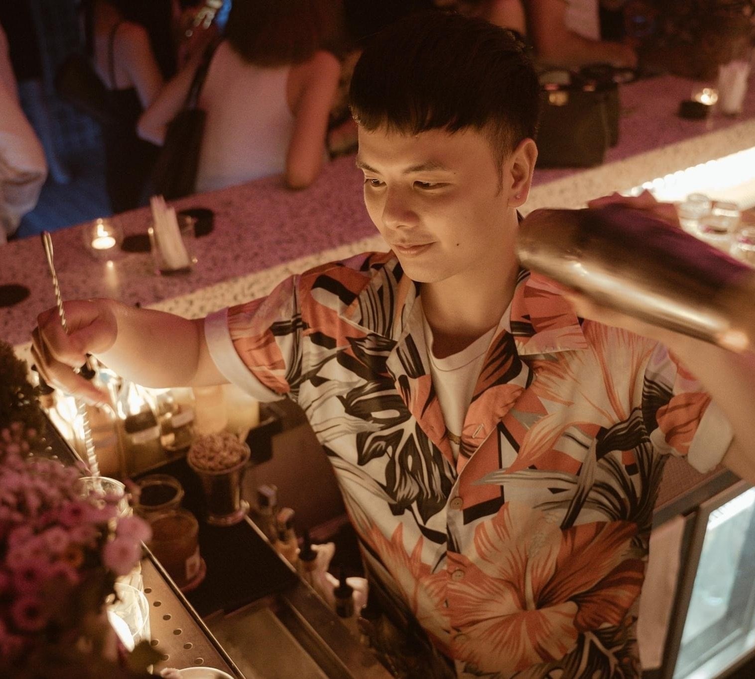 Bartender o TP.HCM: 'Quan toi tro tay khong kip khi ngung hoat dong' anh 2