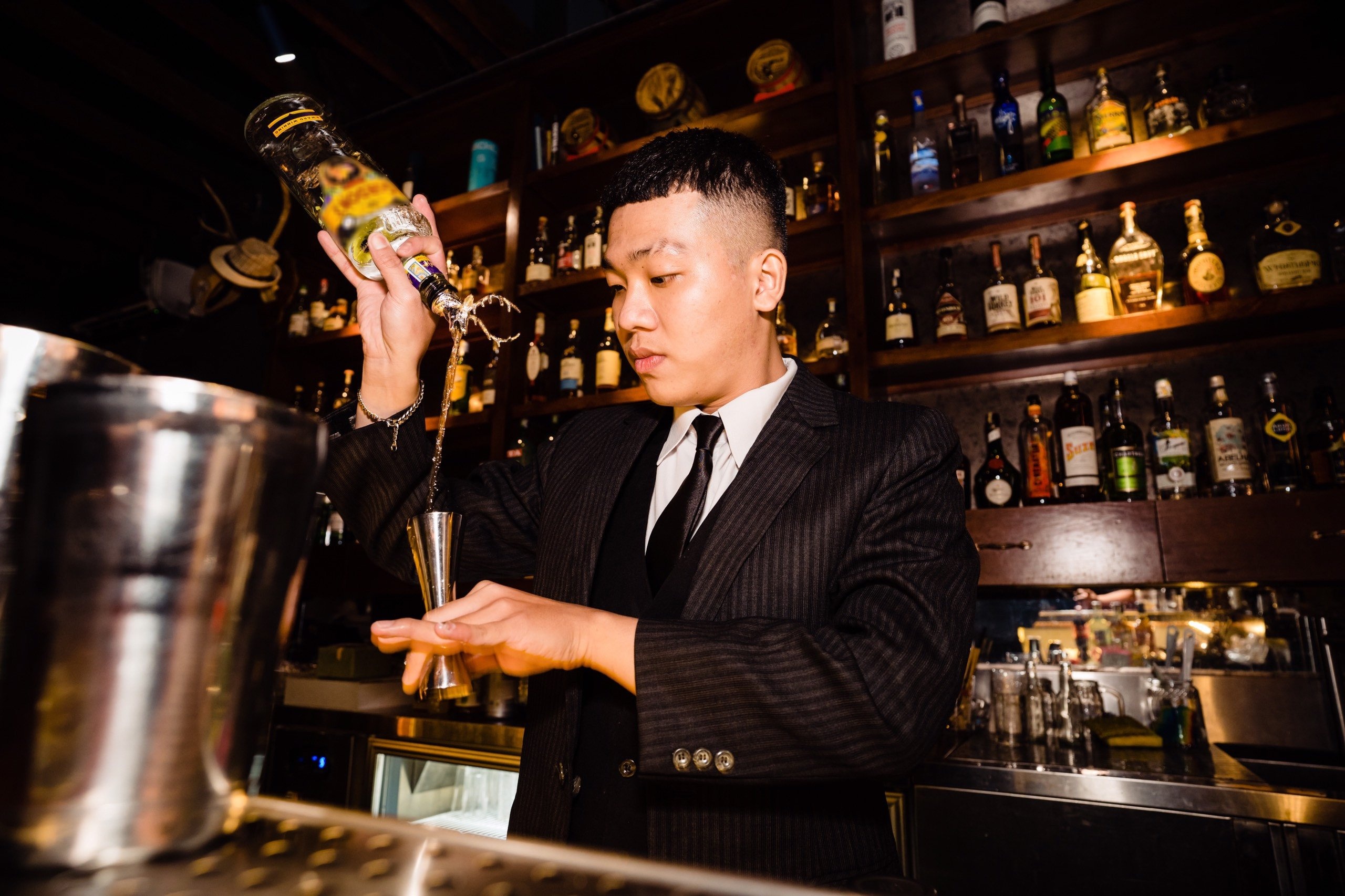 Bartender o TP.HCM: ‘Vua mo mot ngay, lai tiep tuc dong cua’ hinh anh