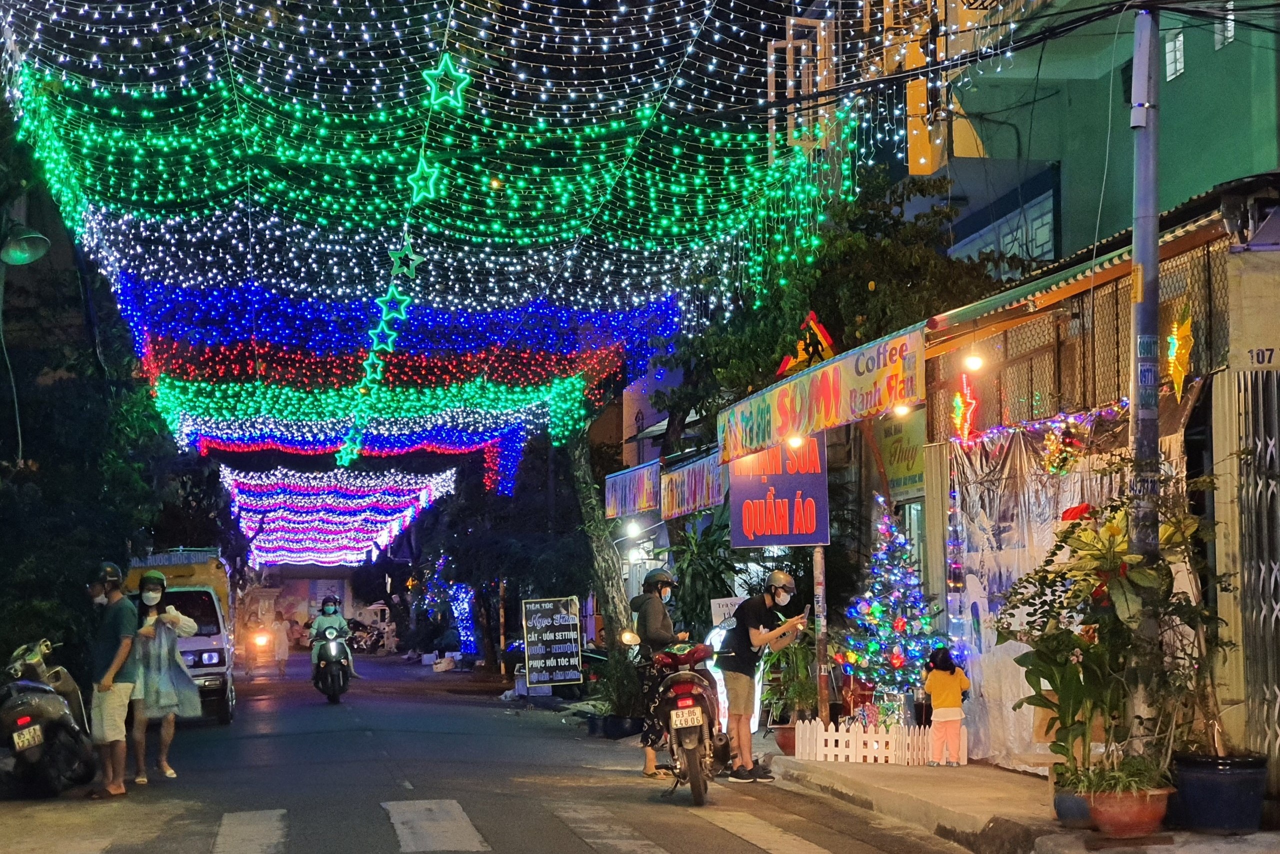 Khong khi am dam o nhung con duong Giang sinh anh 7
