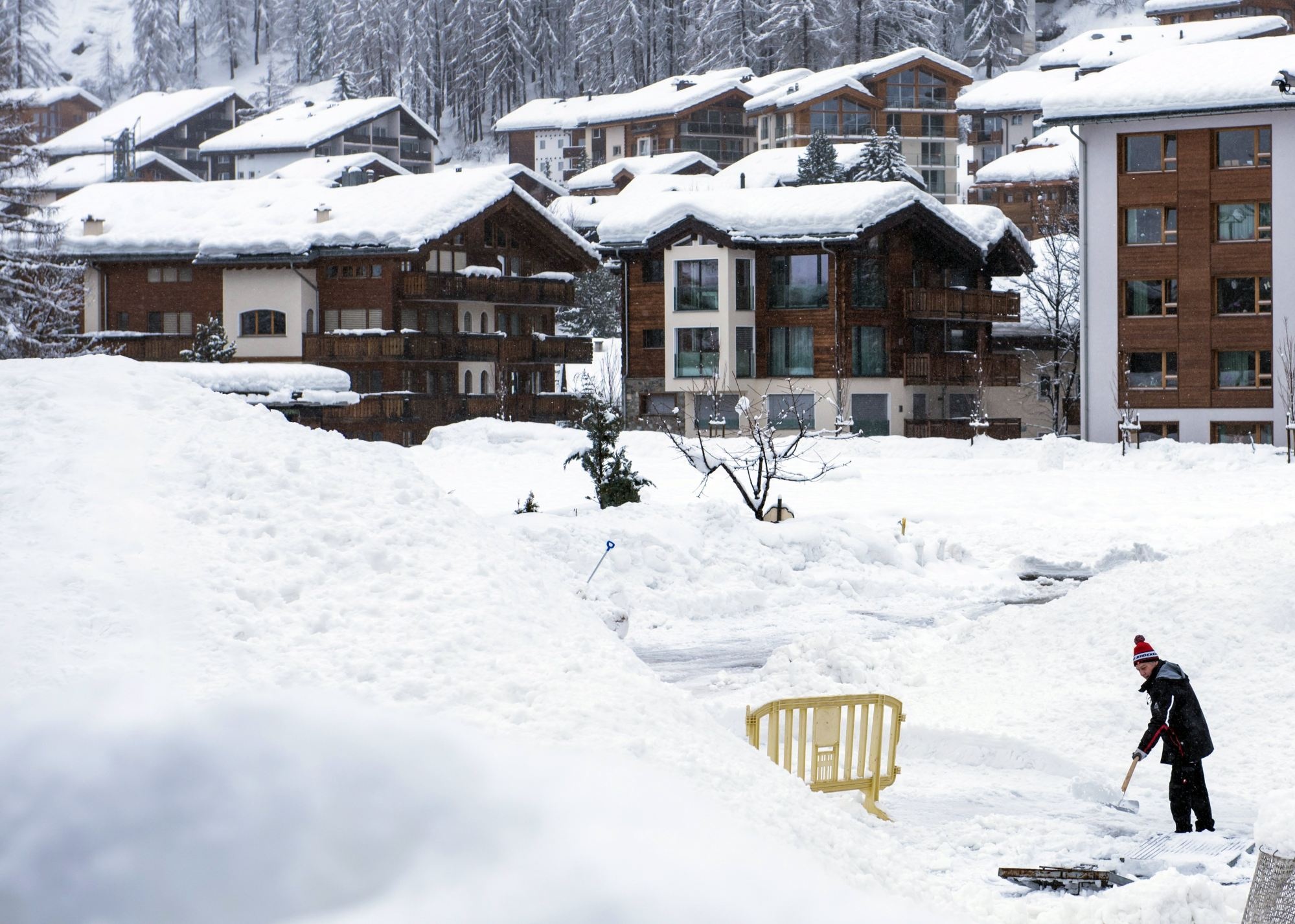 Nguoi giau mua nha o khu truot tuyet de nghi duong trong dich anh 2