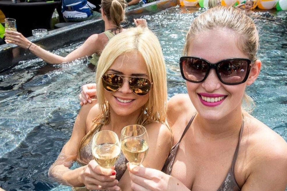 Nguoi giau mua nha nghi duong o khu truot tuyet hinh anh