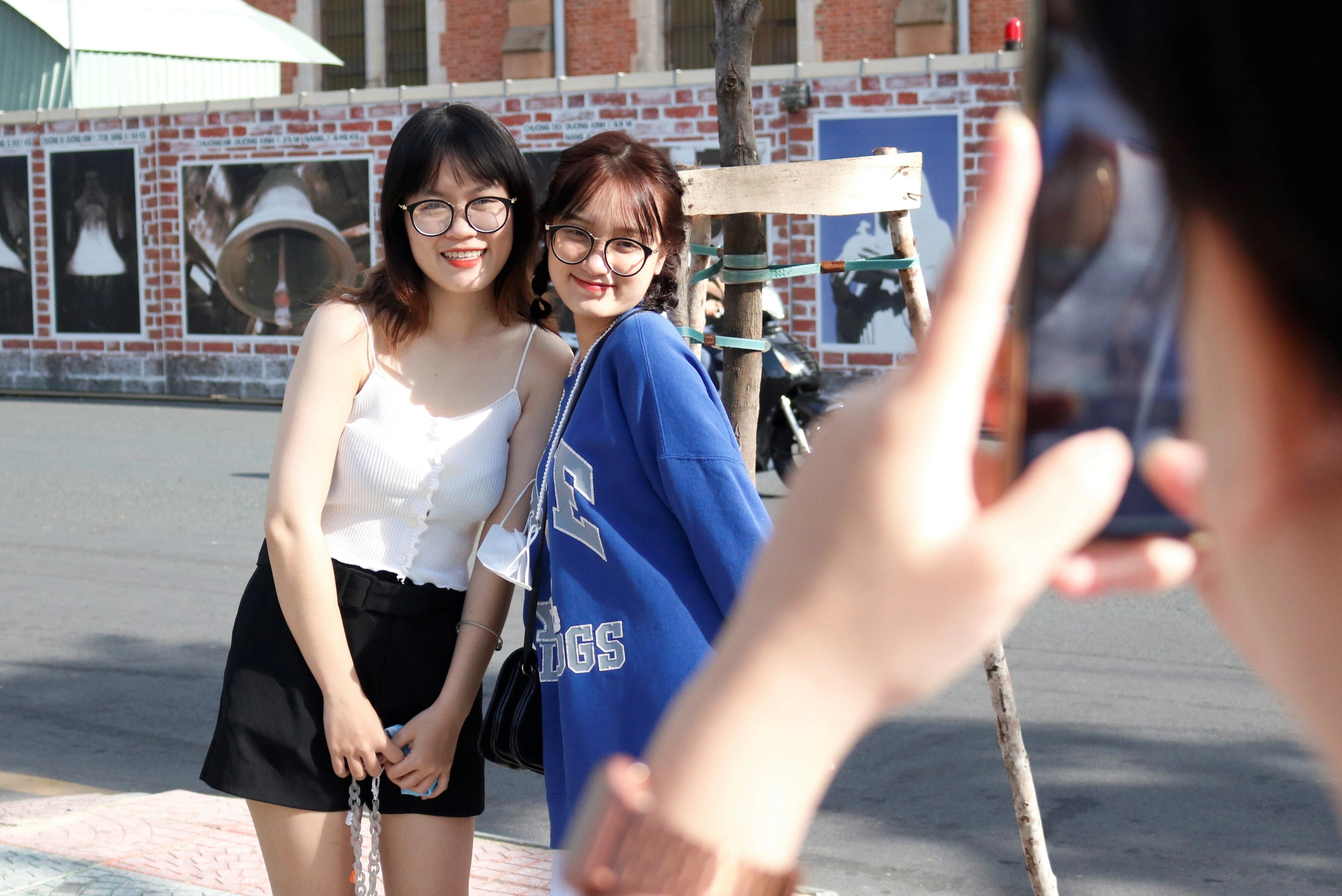 Nguoi dan TP.HCM xuong pho trong ngay cuoi cua ky nghi Tet Duong lich hinh anh