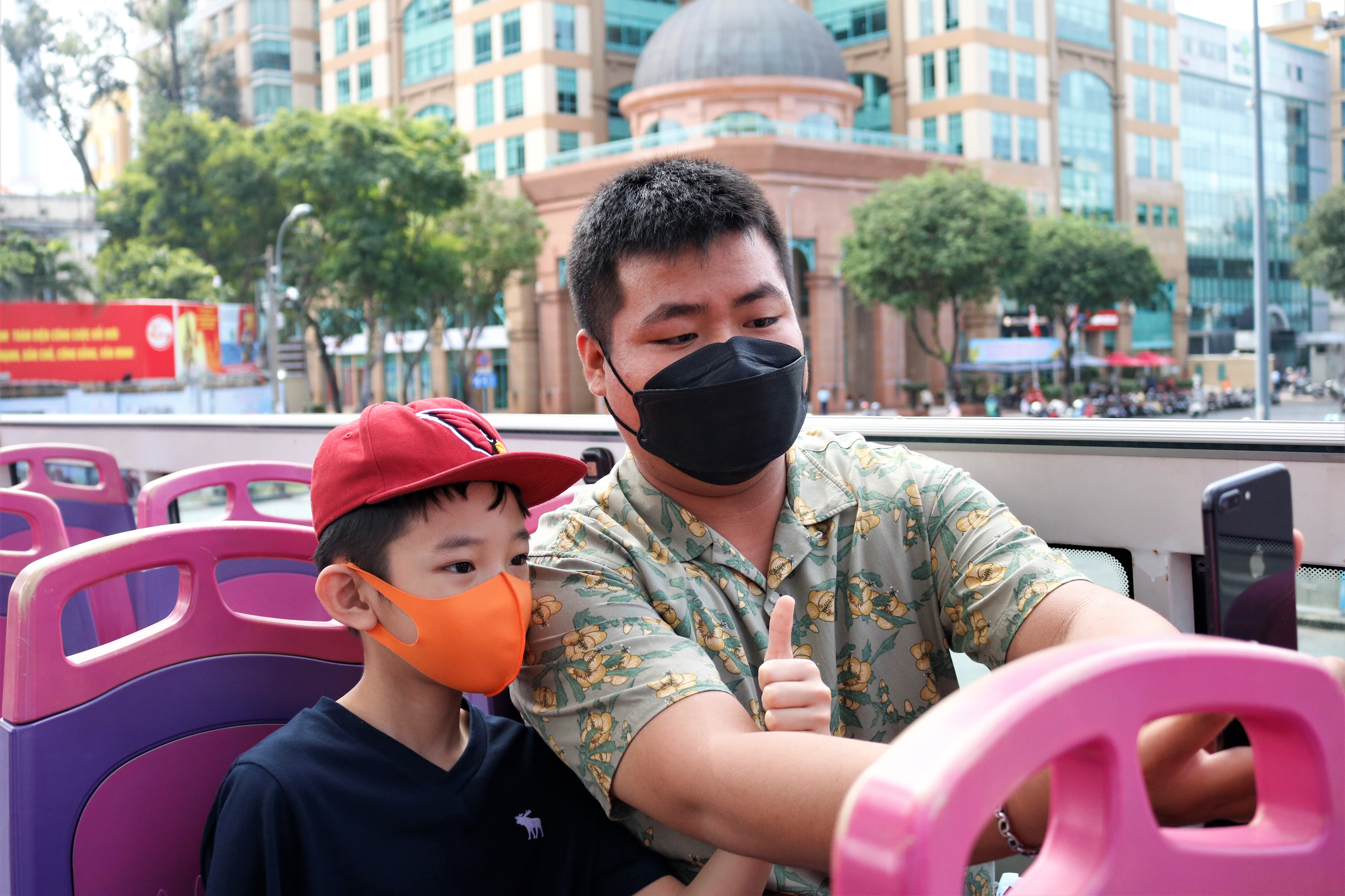 Buoi sang cuoi cung cua ky nghi Tet Duong lich o TP.HCM anh 4