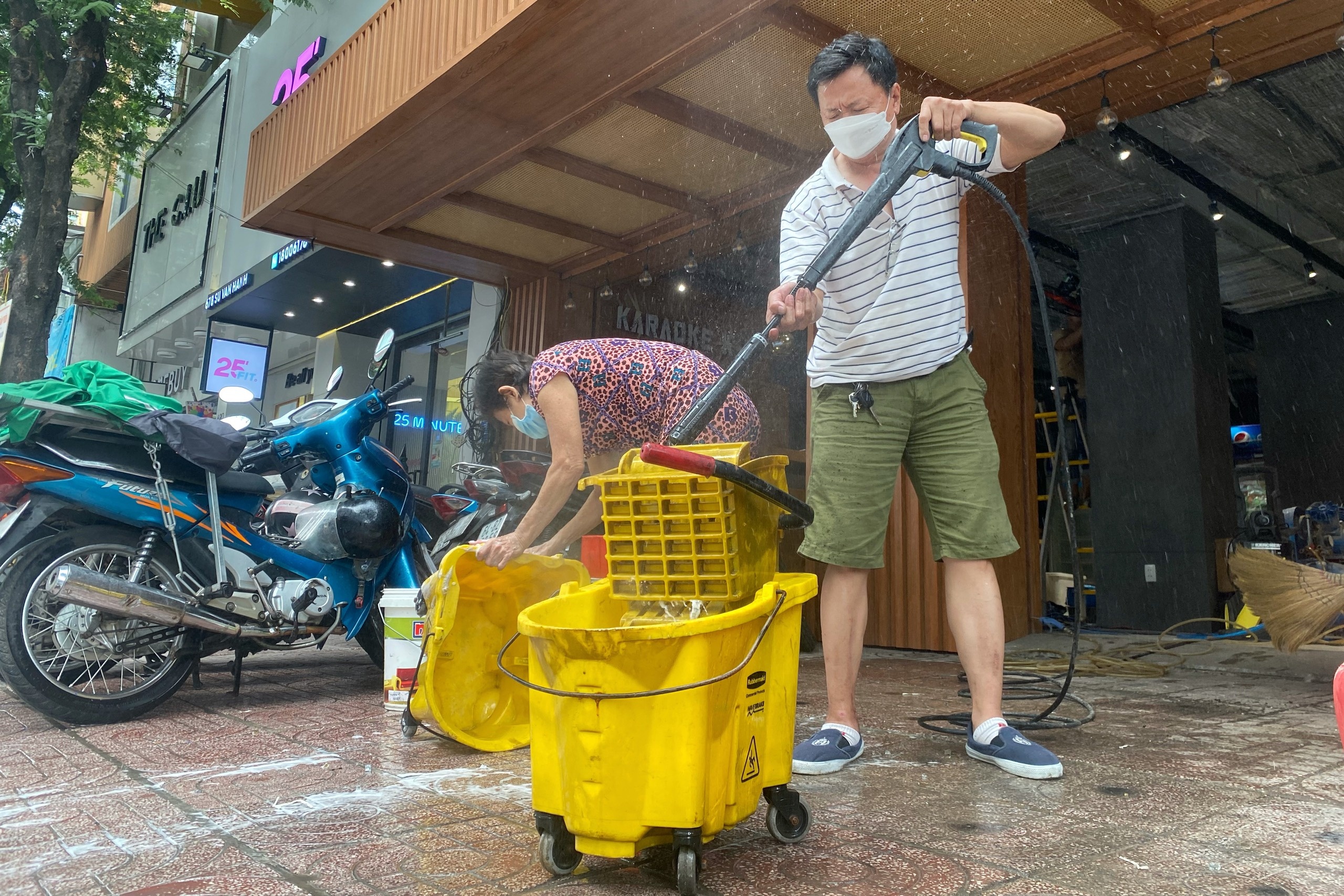 Thieu lao dong dip Tet,  chu quan o TP.HCM lam thay nhan vien anh 4