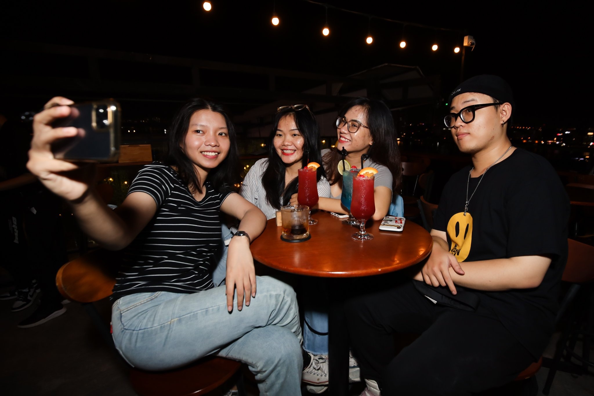 Thieu lao dong dip Tet,  chu quan o TP.HCM lam thay nhan vien anh 3