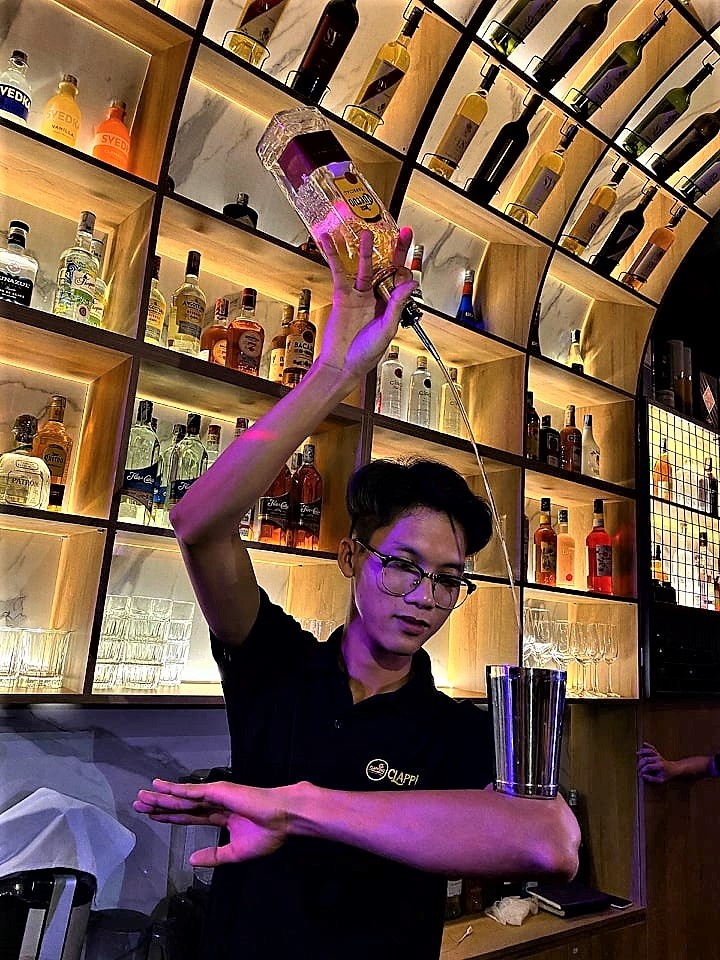 Bartender o TP.HCM don suc lam viec,  vot vat mot nam trang tay anh 1