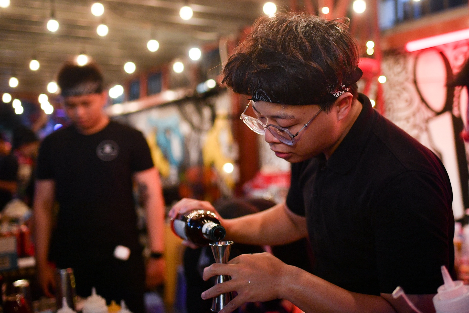 Bartender o TP.HCM don suc lam viec,  vot vat mot nam trang tay anh 3