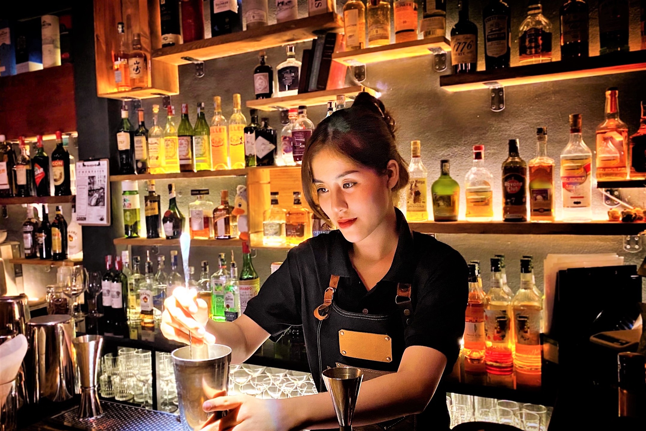 Bartender o TP.HCM don suc lam viec,  vot vat mot nam trang tay anh 2