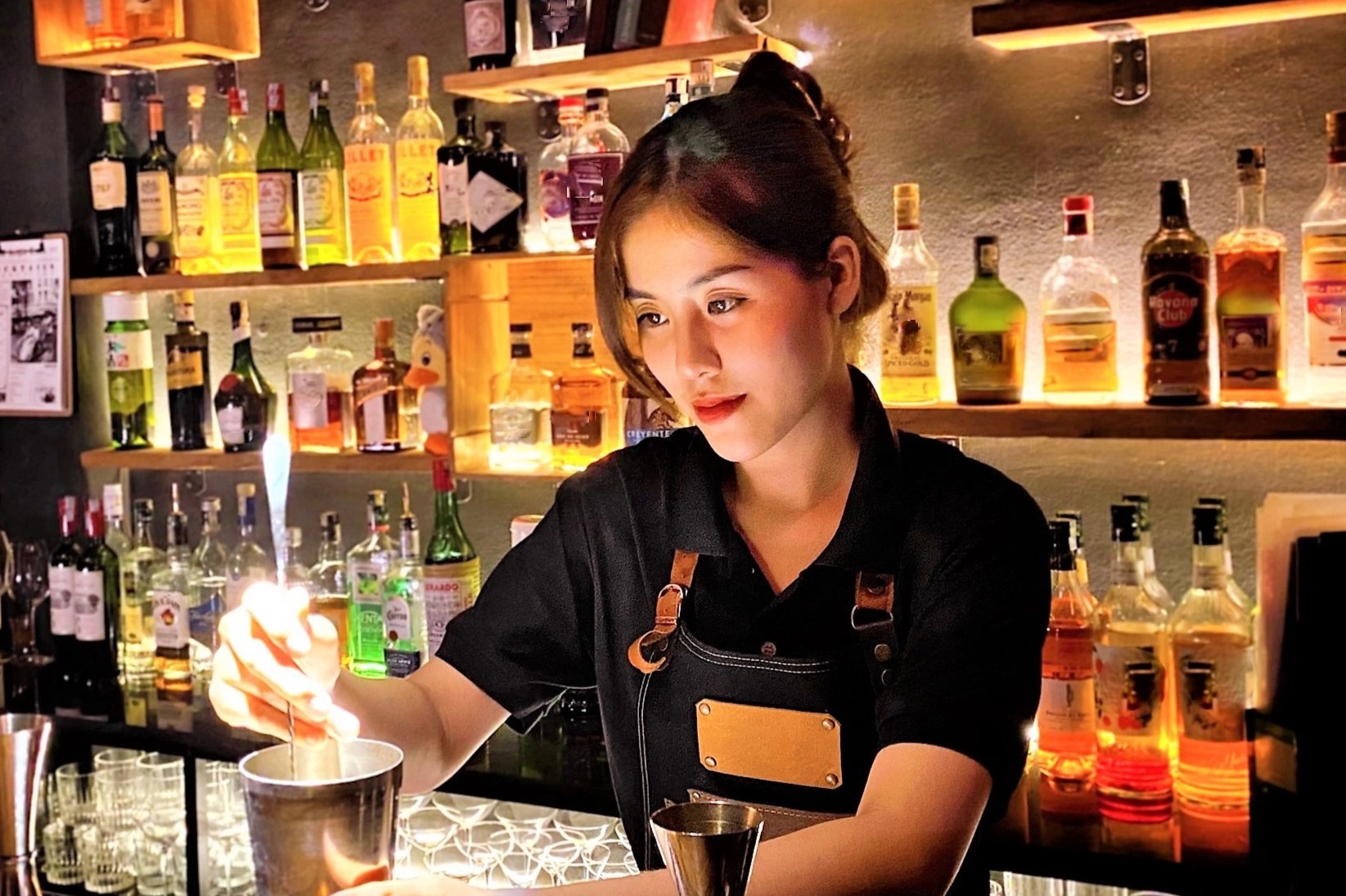 Bartender o TP.HCM tro lai lam viec, mong vot vat mot nam trang tay hinh anh