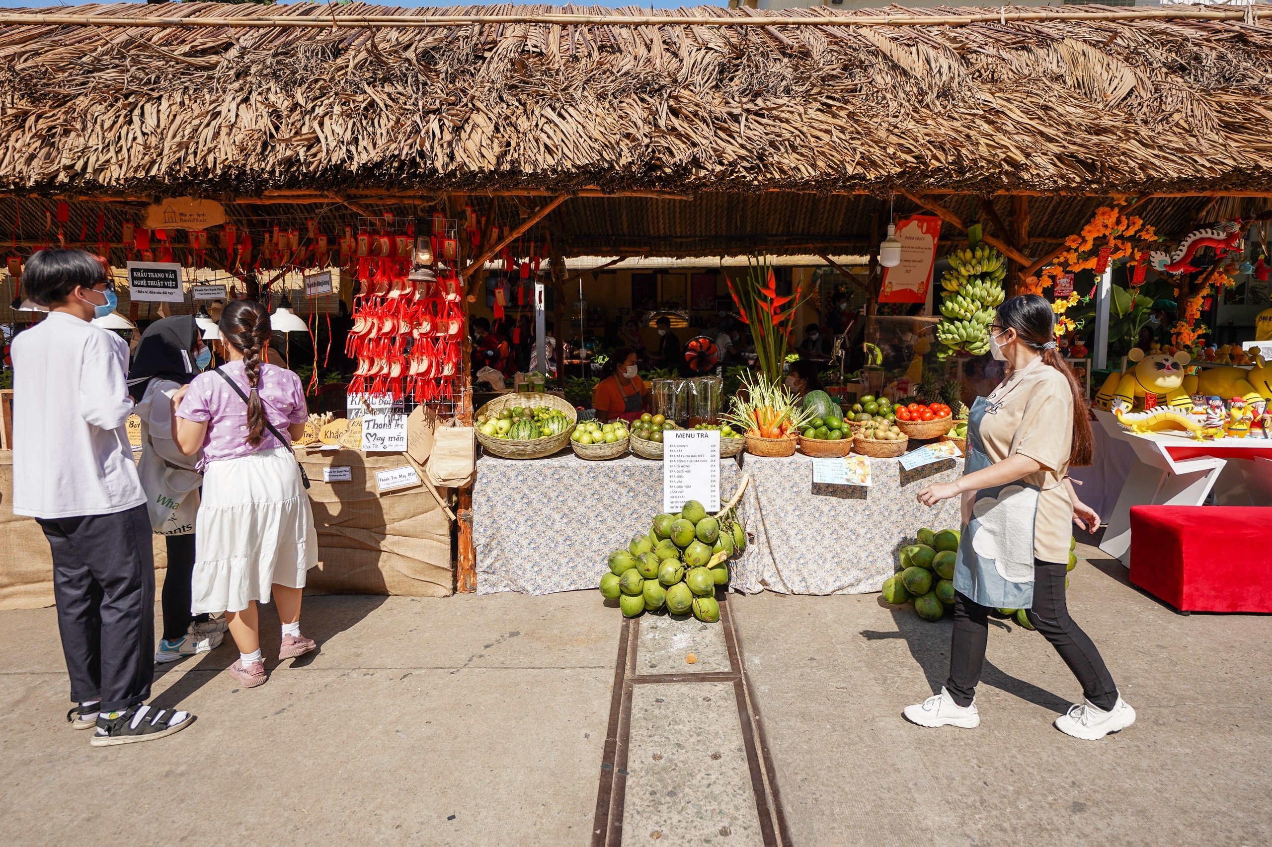 Pho ong do o TP.HCM nhon nhip trong ngay dau tien mo cua anh 2