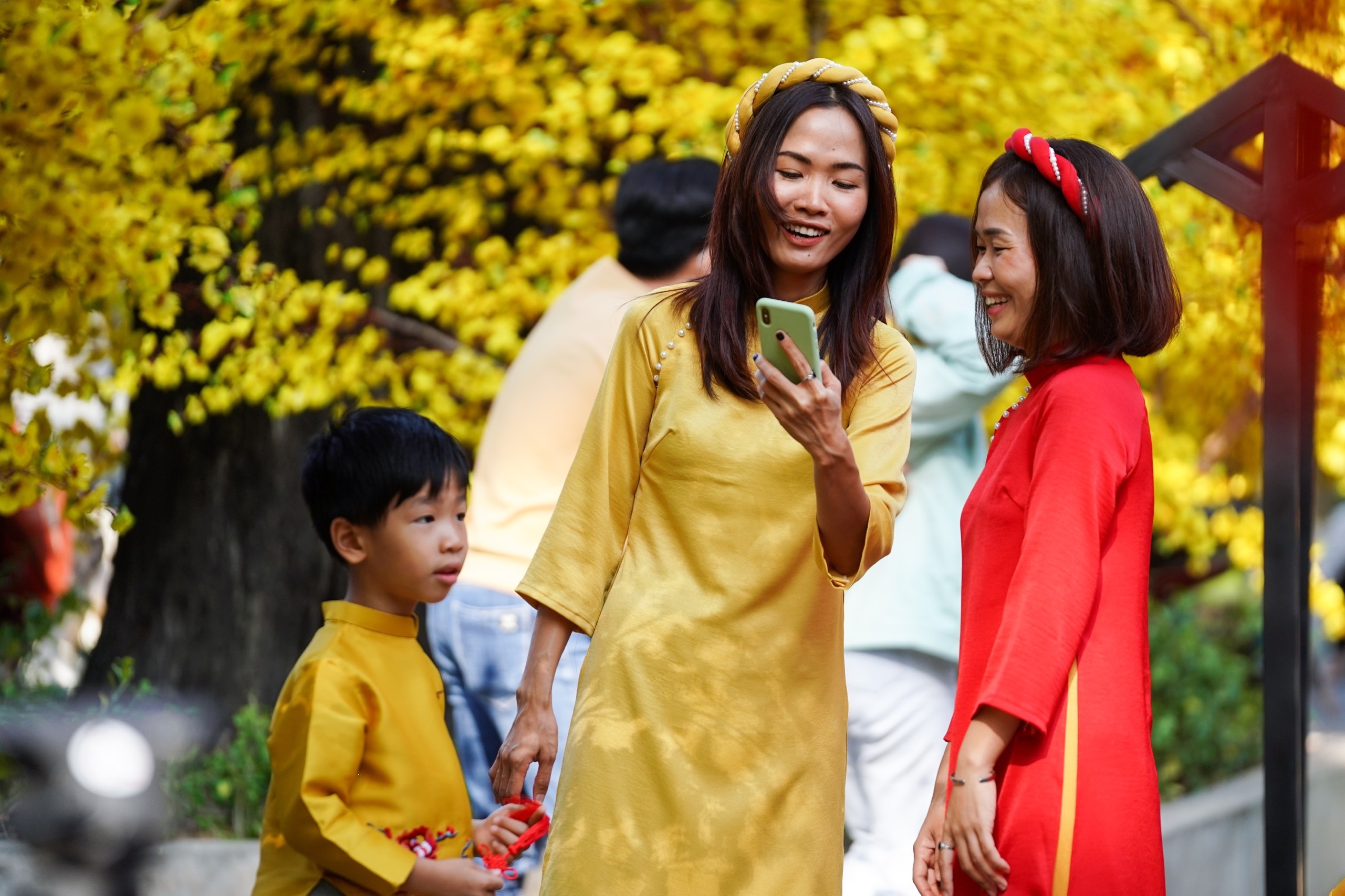 Pho ong do o TP.HCM nhon nhip trong ngay dau tien mo cua anh 8