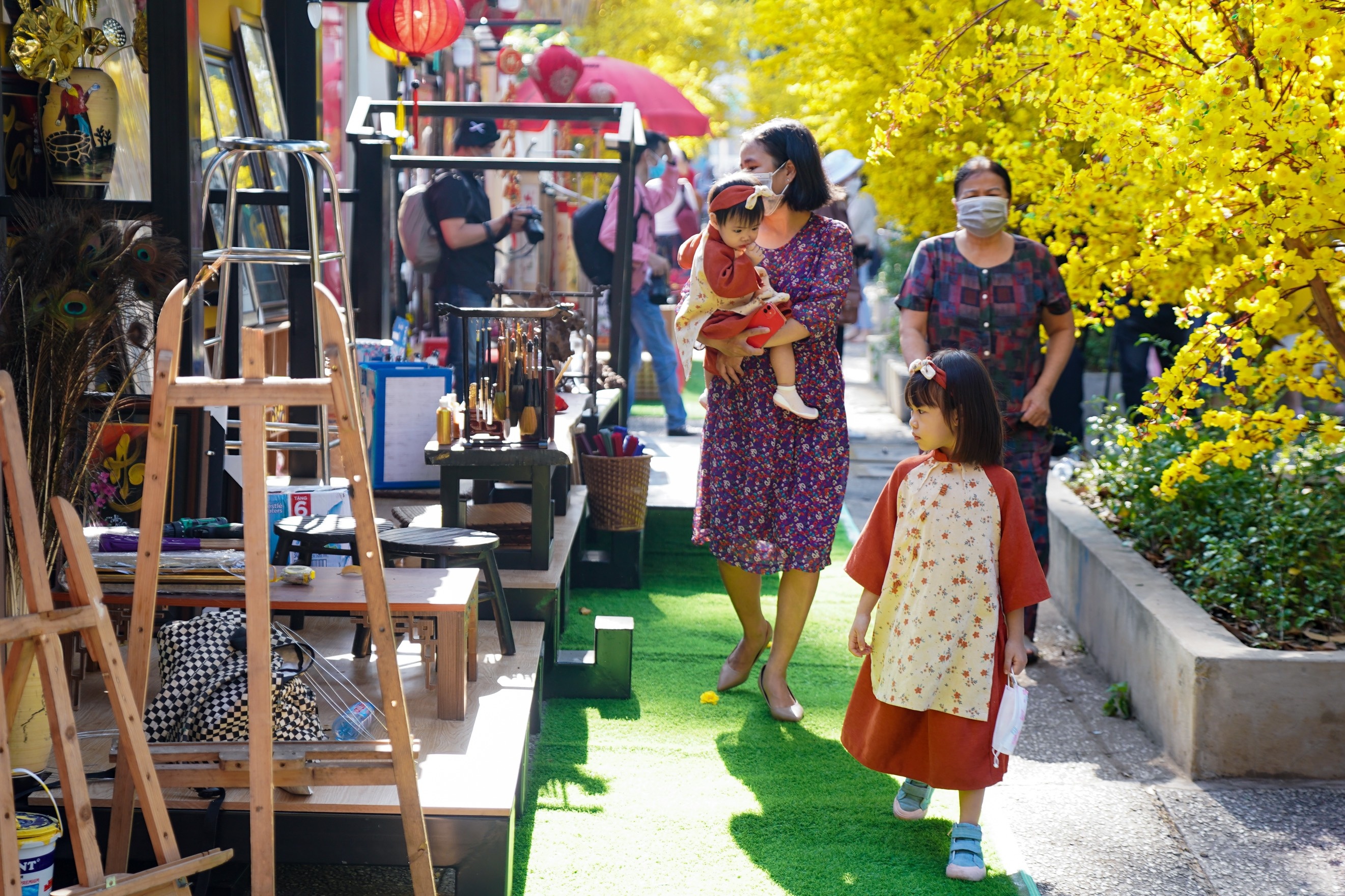 Pho ong do o TP.HCM nhon nhip trong ngay dau tien mo cua anh 4