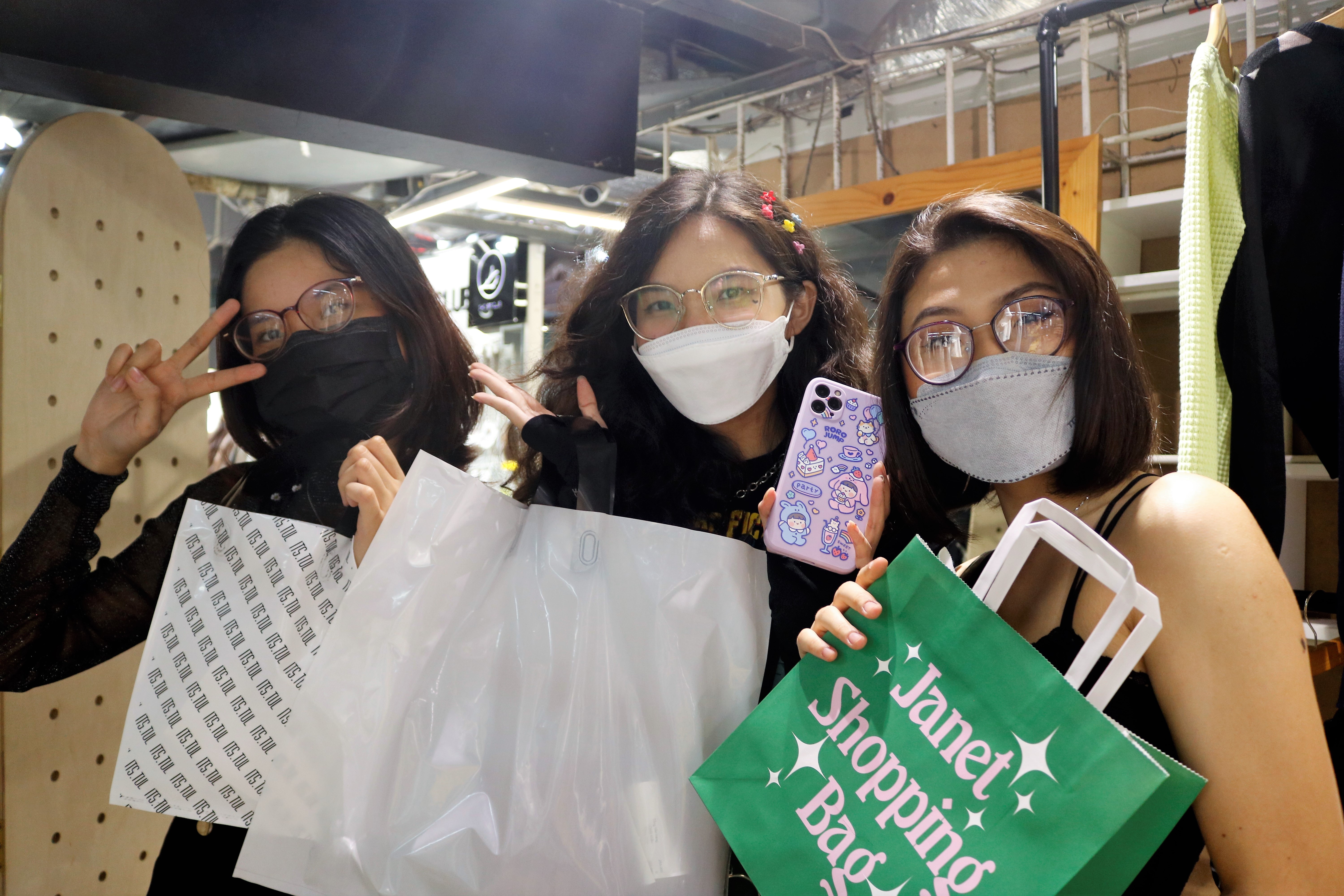 Gioi tre TP.HCM chi chuc trieu dong de sam Tet som anh 7