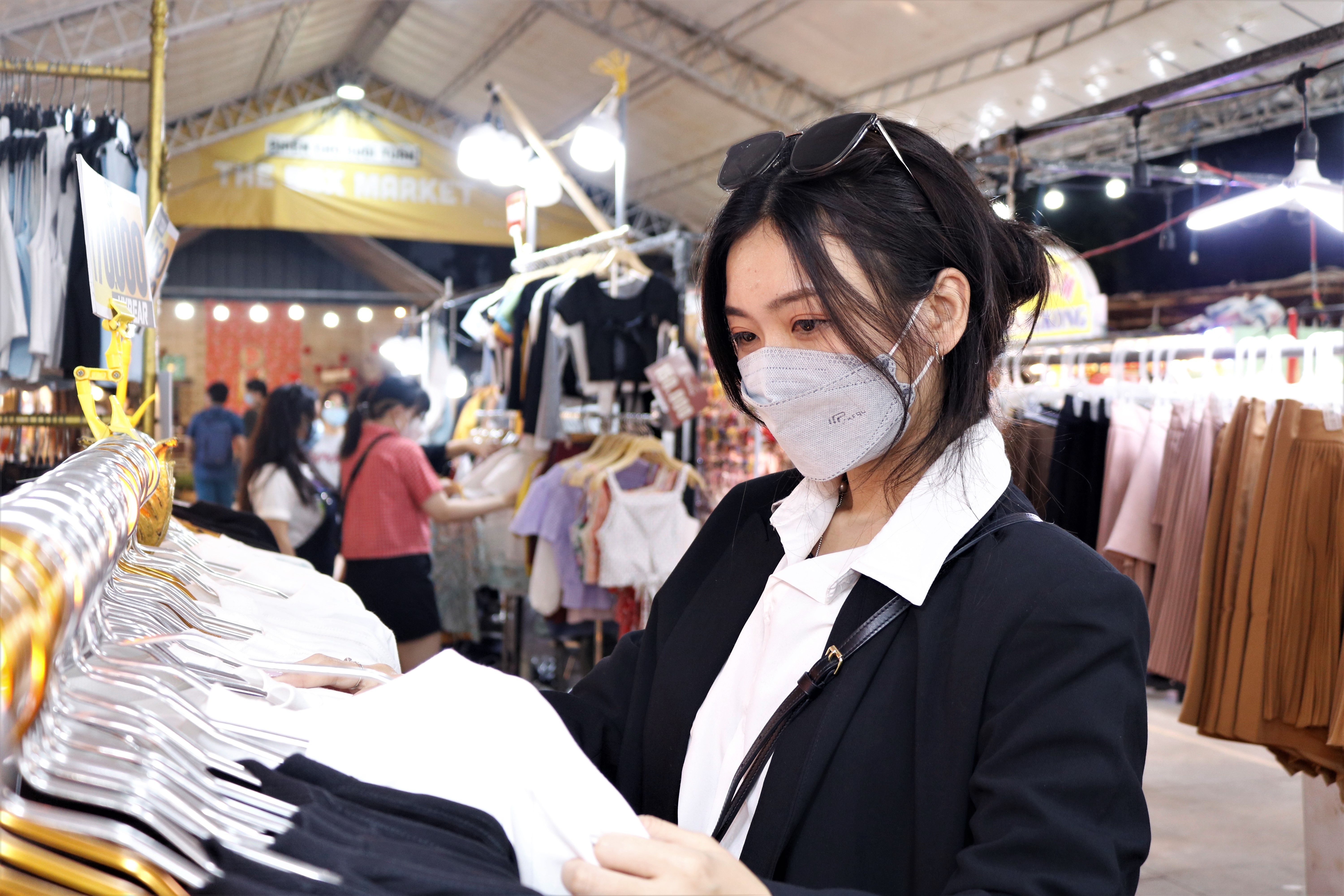 Gioi tre TP.HCM chi chuc trieu dong de sam Tet som anh 2