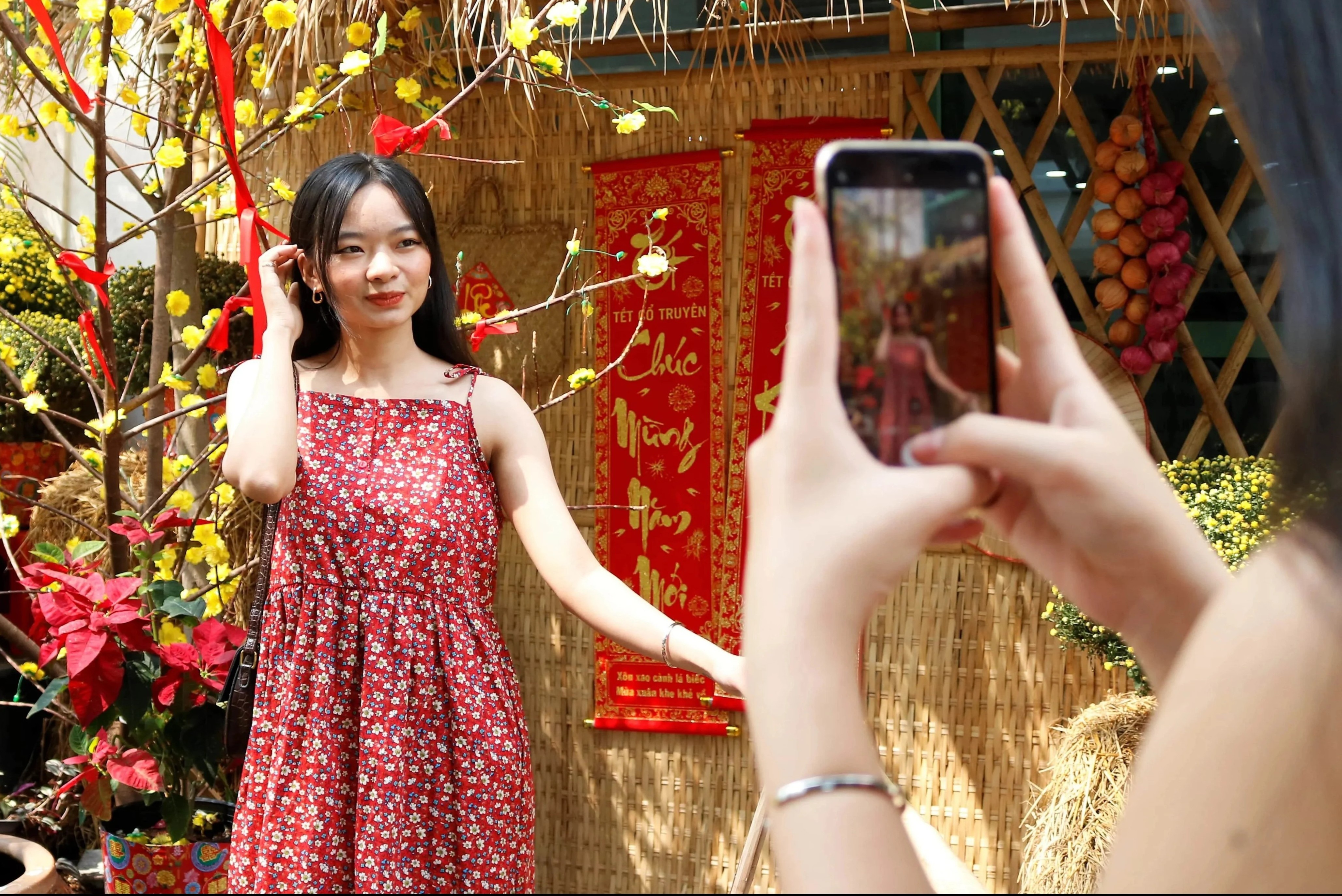 Hang quan o TP.HCM trang tri Tet som hinh anh