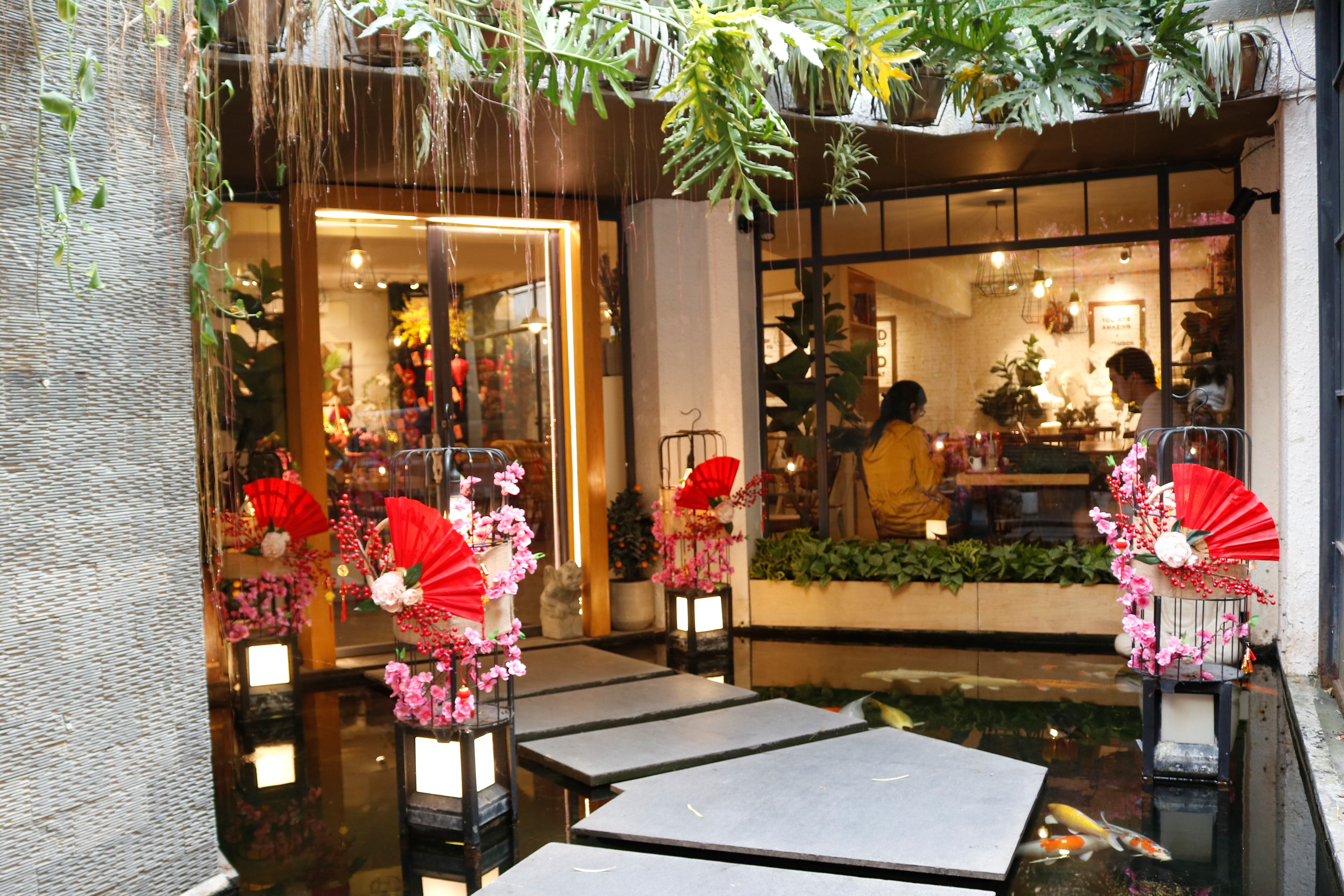 Quan ca phe trang tri Tet som thu hut gioi tre TP.HCM den check-in anh 12