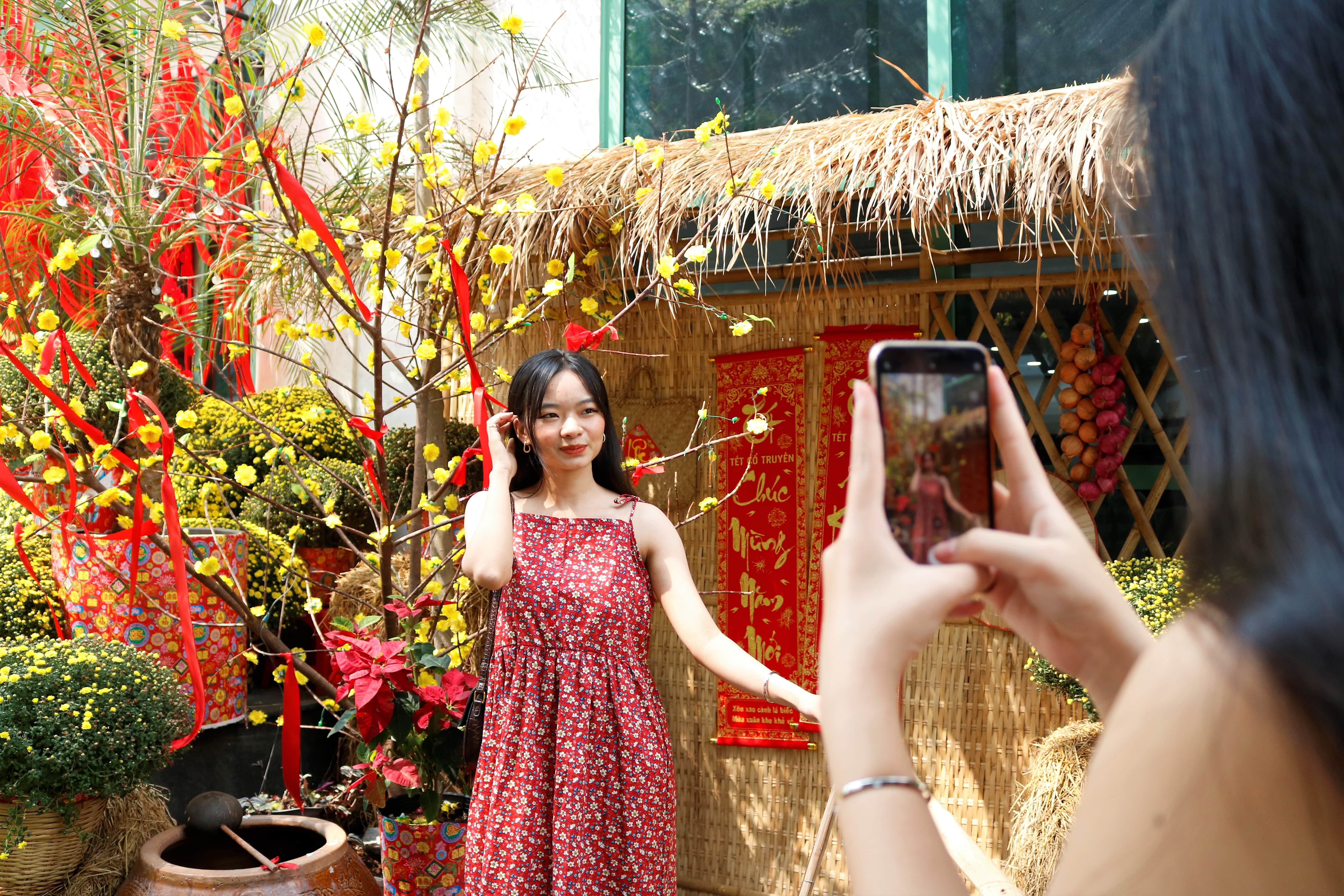 Quan ca phe trang tri Tet som thu hut gioi tre TP.HCM den check-in anh 4