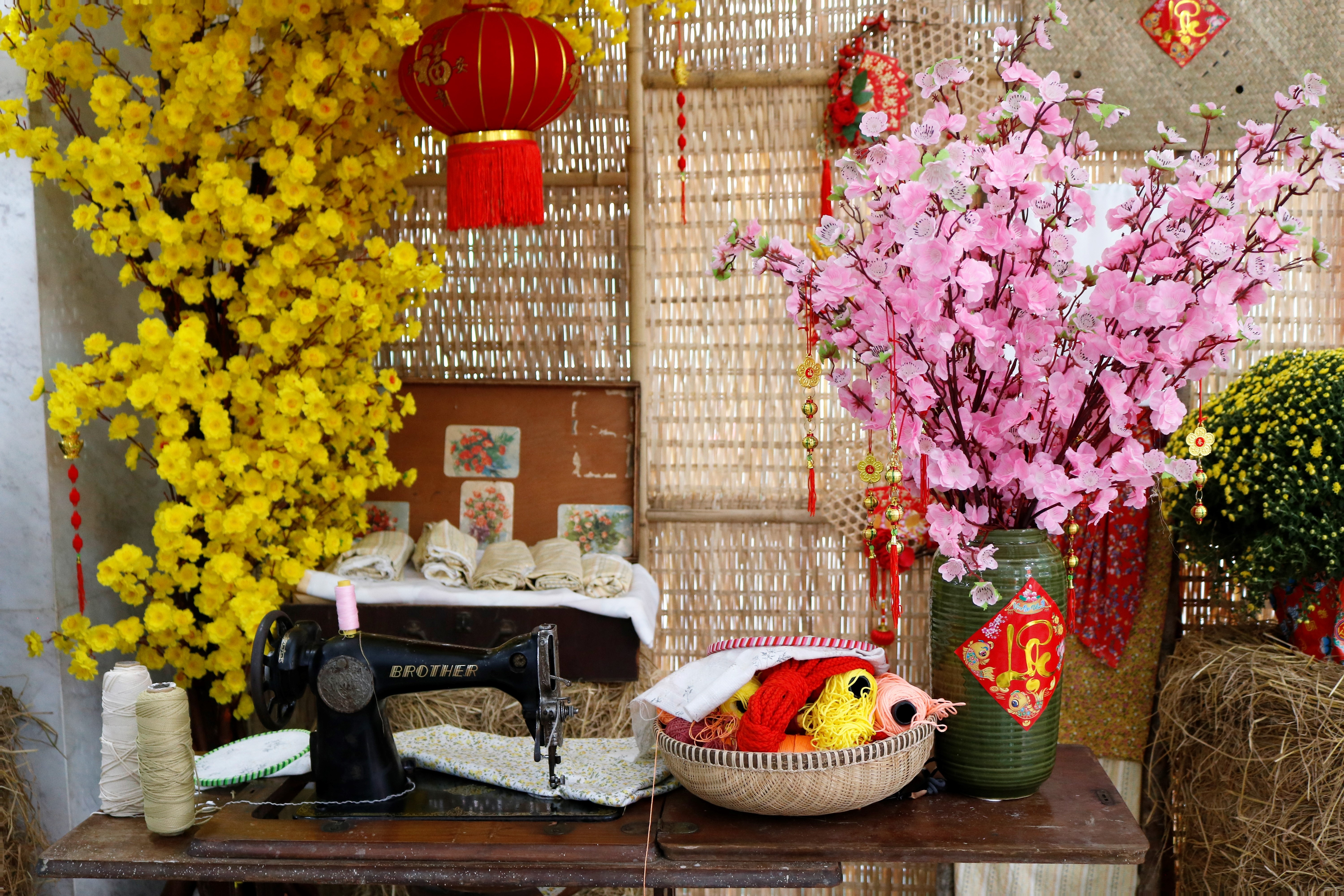 Quan ca phe trang tri Tet som thu hut gioi tre TP.HCM den check-in anh 11