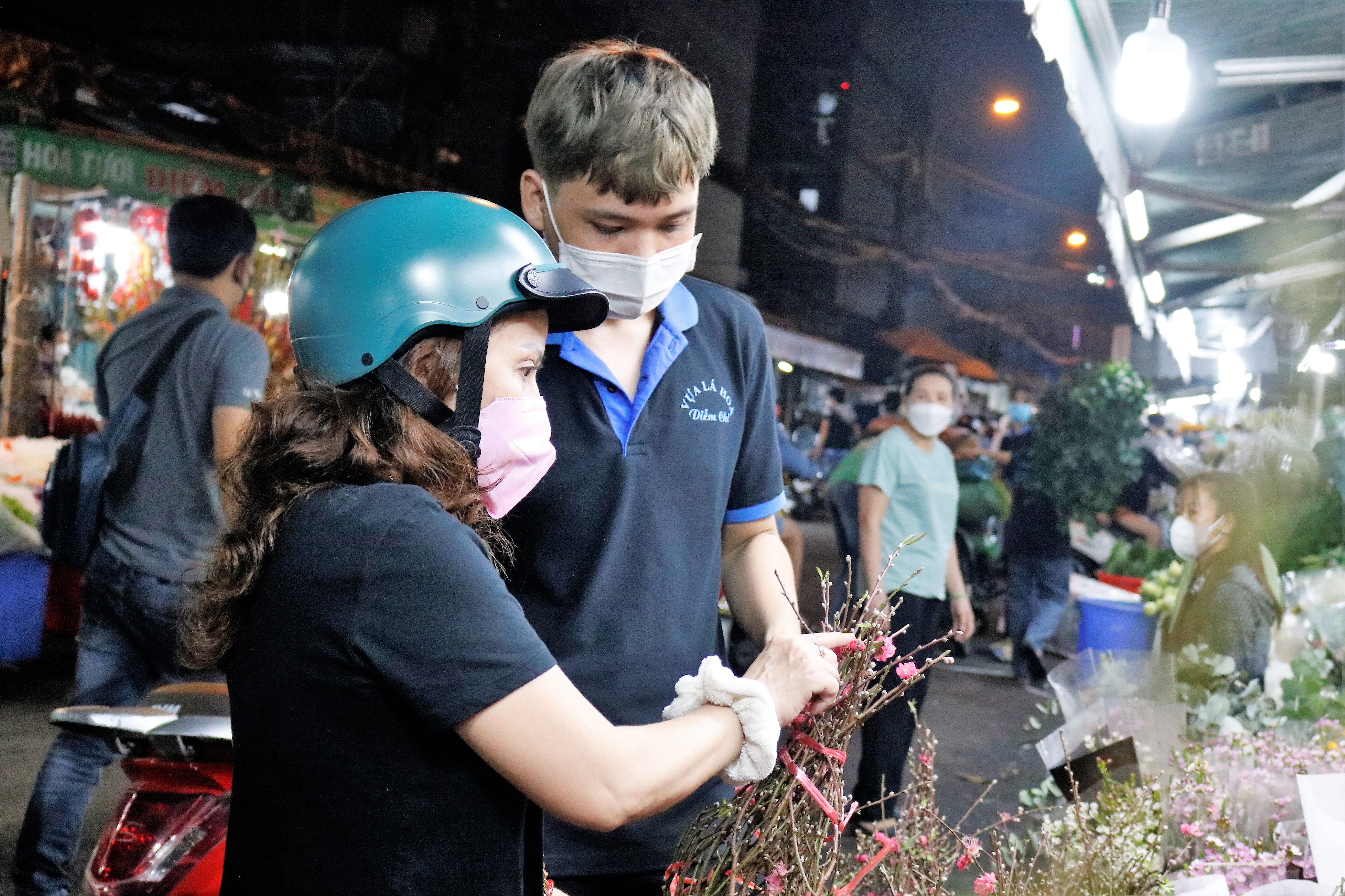 Cho hoa Ho Thi Ky tap nap dip can Tet anh 5