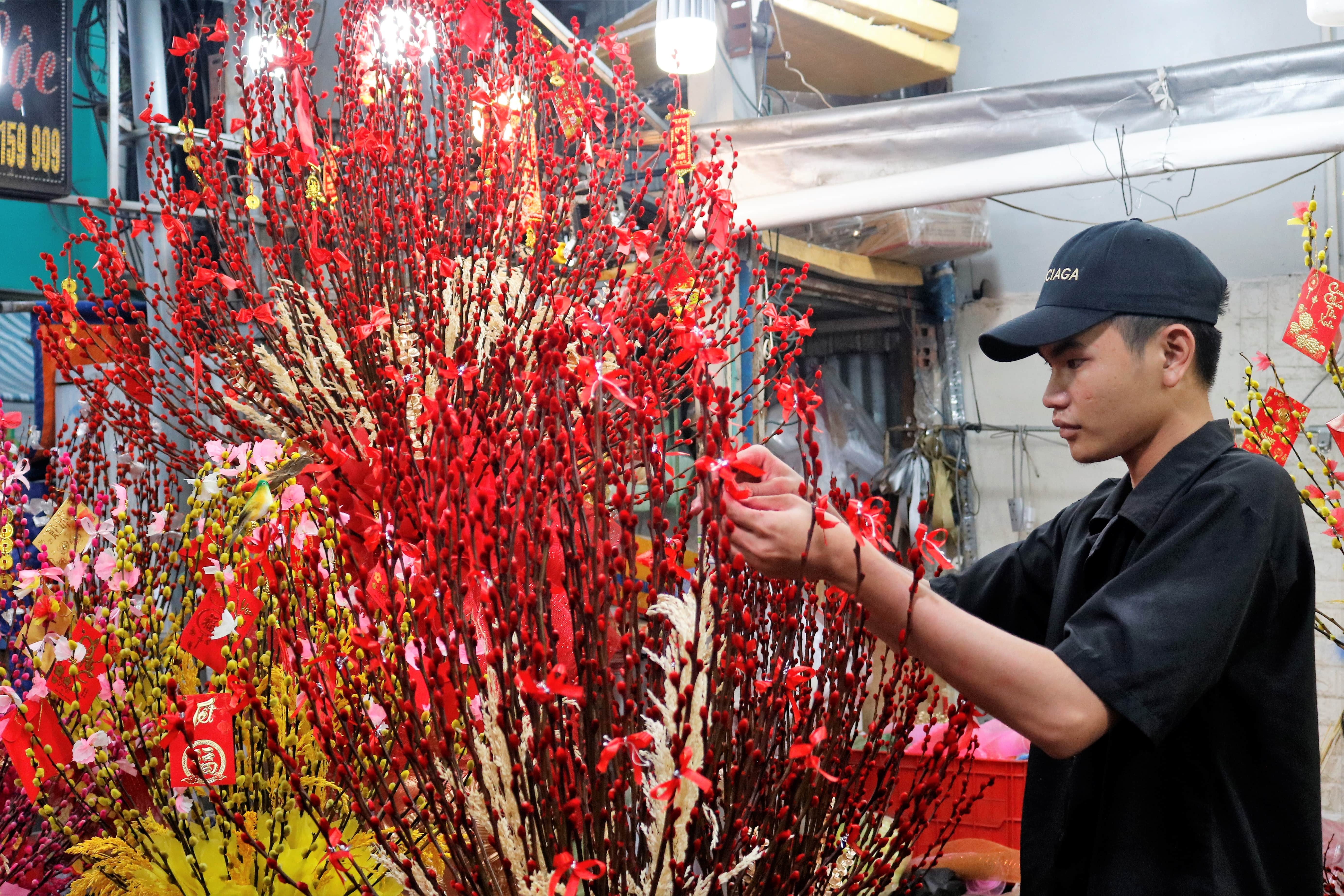 Cho hoa Ho Thi Ky tap nap dip can Tet anh 9