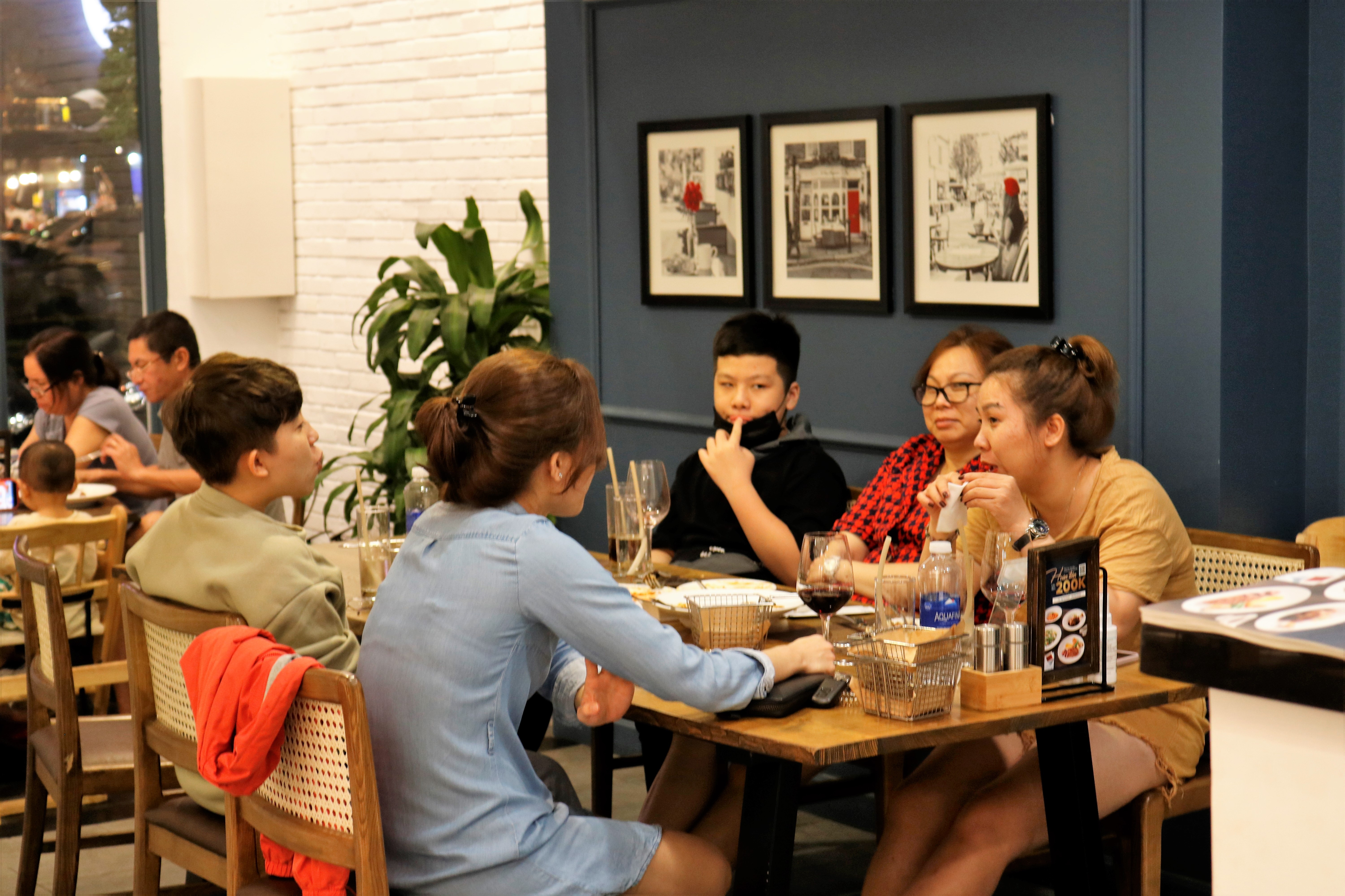 Khó đặt bàn,  tìm chỗ ăn uống trong dịp cuối năm ở TP.HCM ảnh 8 Kho dat ban,  tim cho an uong trong dip cuoi nam o TP.HCM anh 8