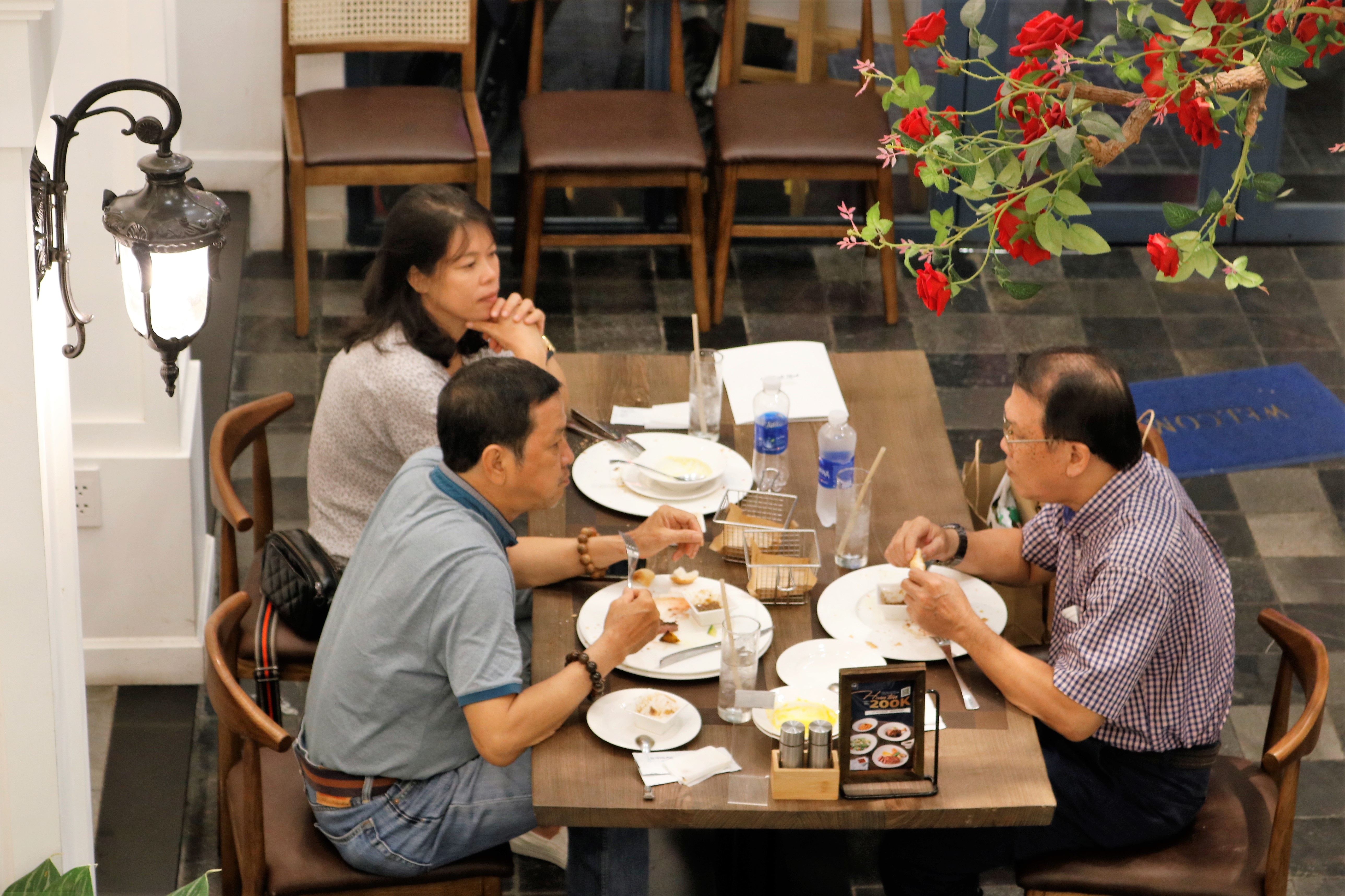 Khó đặt bàn,  tìm chỗ ăn uống trong dịp cuối năm ở TP.HCM ảnh 7 Kho dat ban,  tim cho an uong trong dip cuoi nam o TP.HCM anh 7