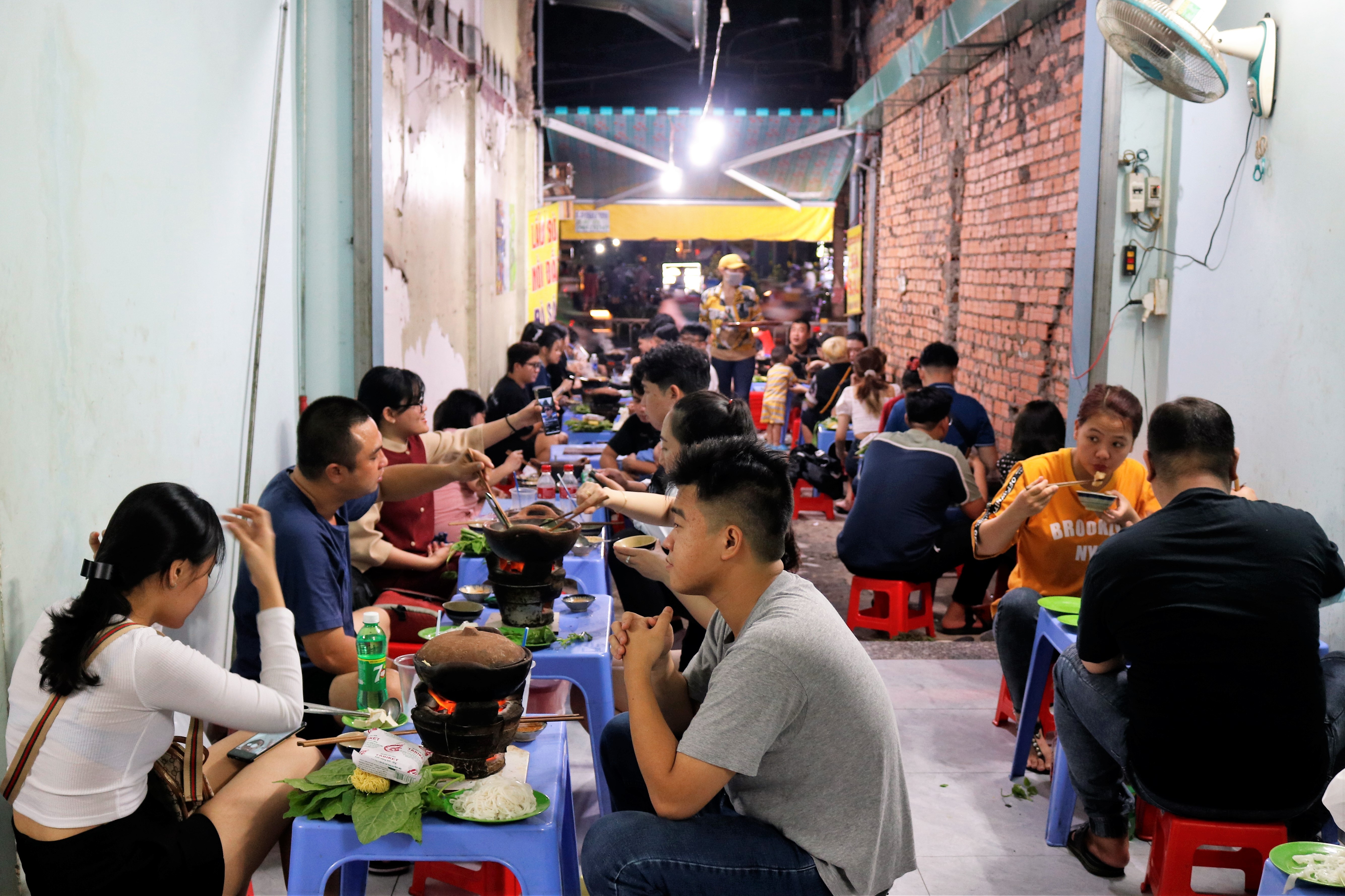 Khó đặt bàn,  tìm chỗ ăn uống trong dịp cuối năm ở TP.HCM ảnh 1 Kho dat ban,  tim cho an uong trong dip cuoi nam o TP.HCM anh 1