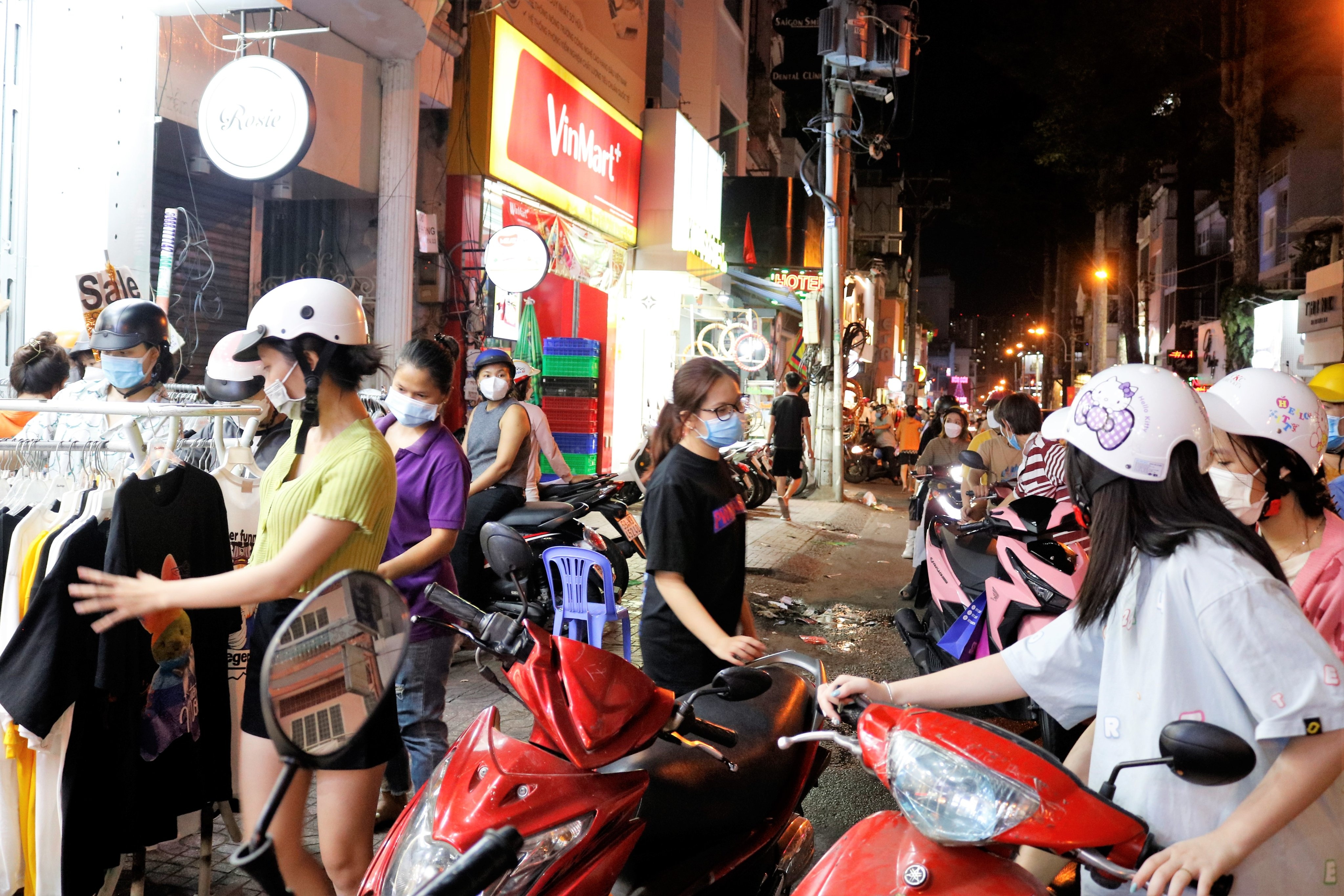 Chen chuc mua sam trong ngay chu nhat truoc Tet o TP.HCM anh 6