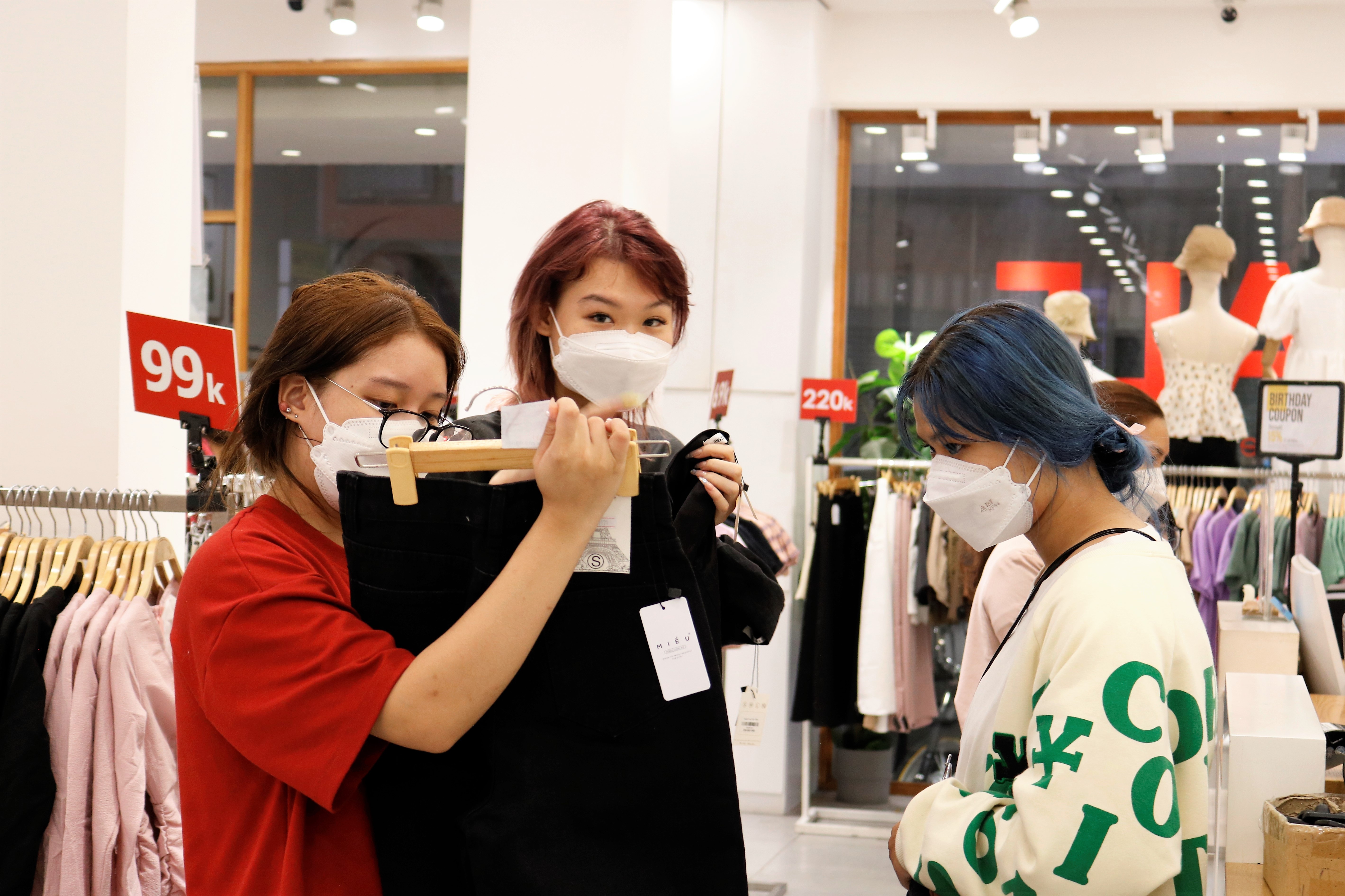 Chen chuc mua sam trong ngay chu nhat truoc Tet o TP.HCM anh 3