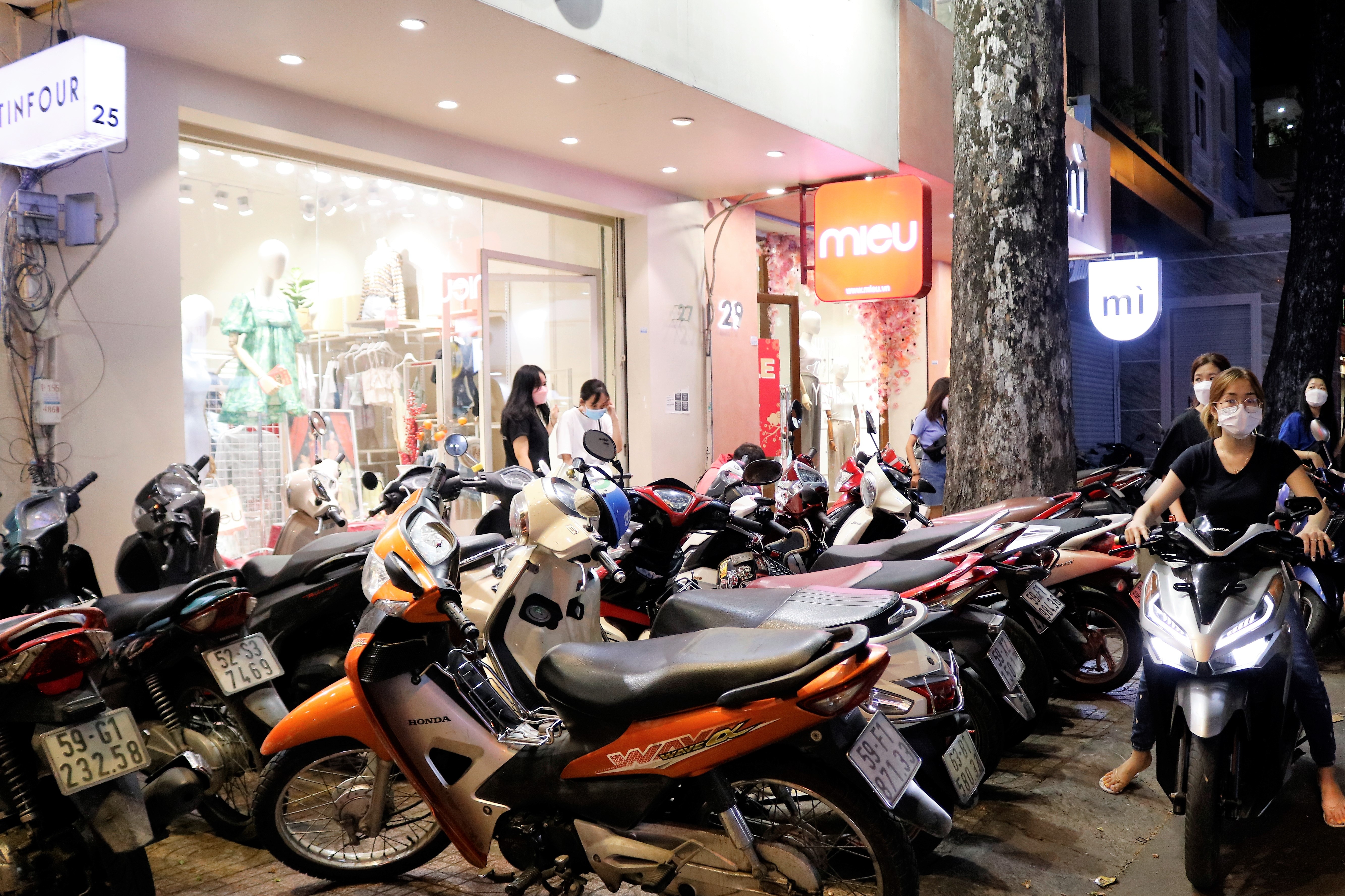 Chen chuc mua sam trong ngay chu nhat truoc Tet o TP.HCM anh 7