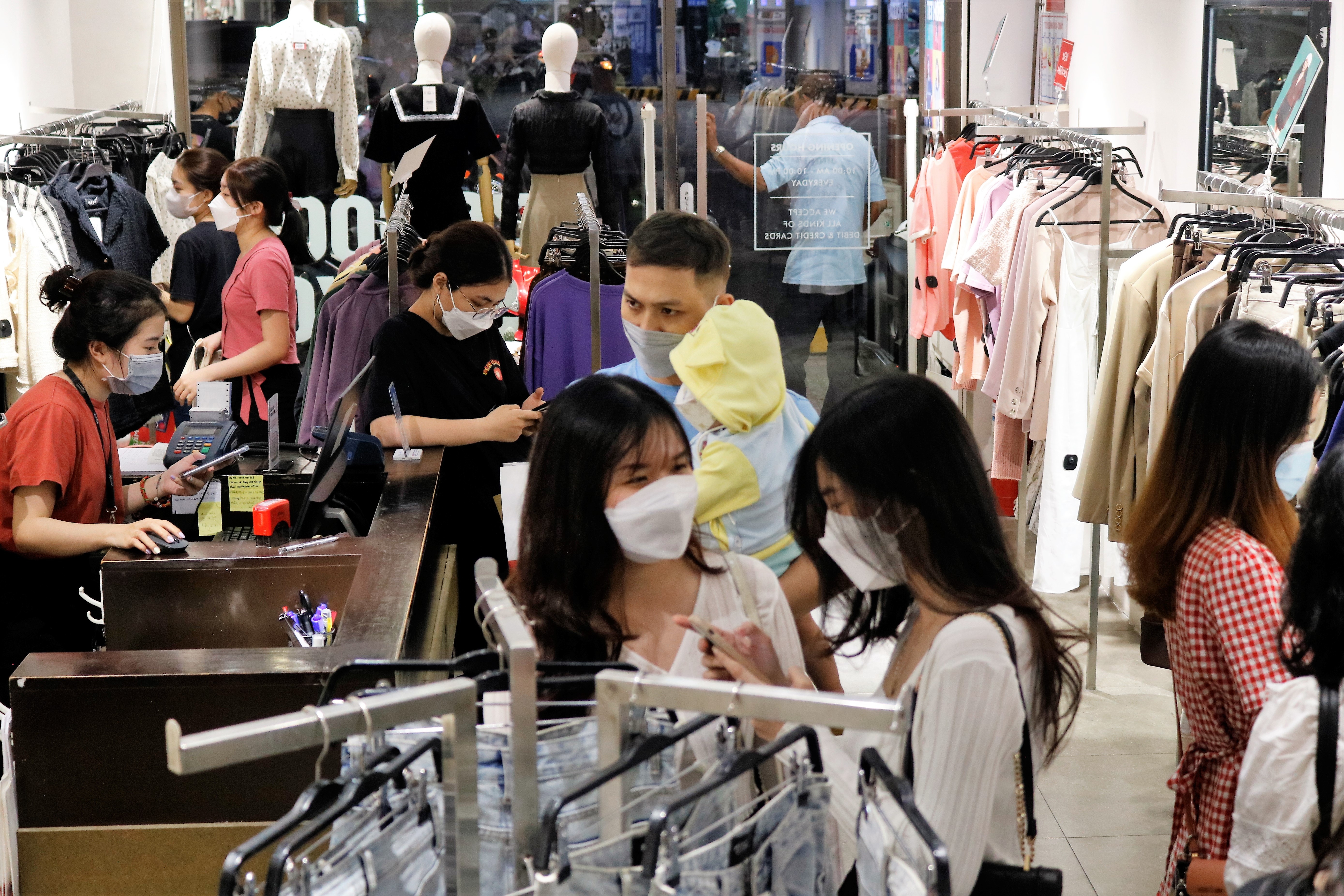 Chen chuc mua sam trong ngay chu nhat truoc Tet o TP.HCM anh 2