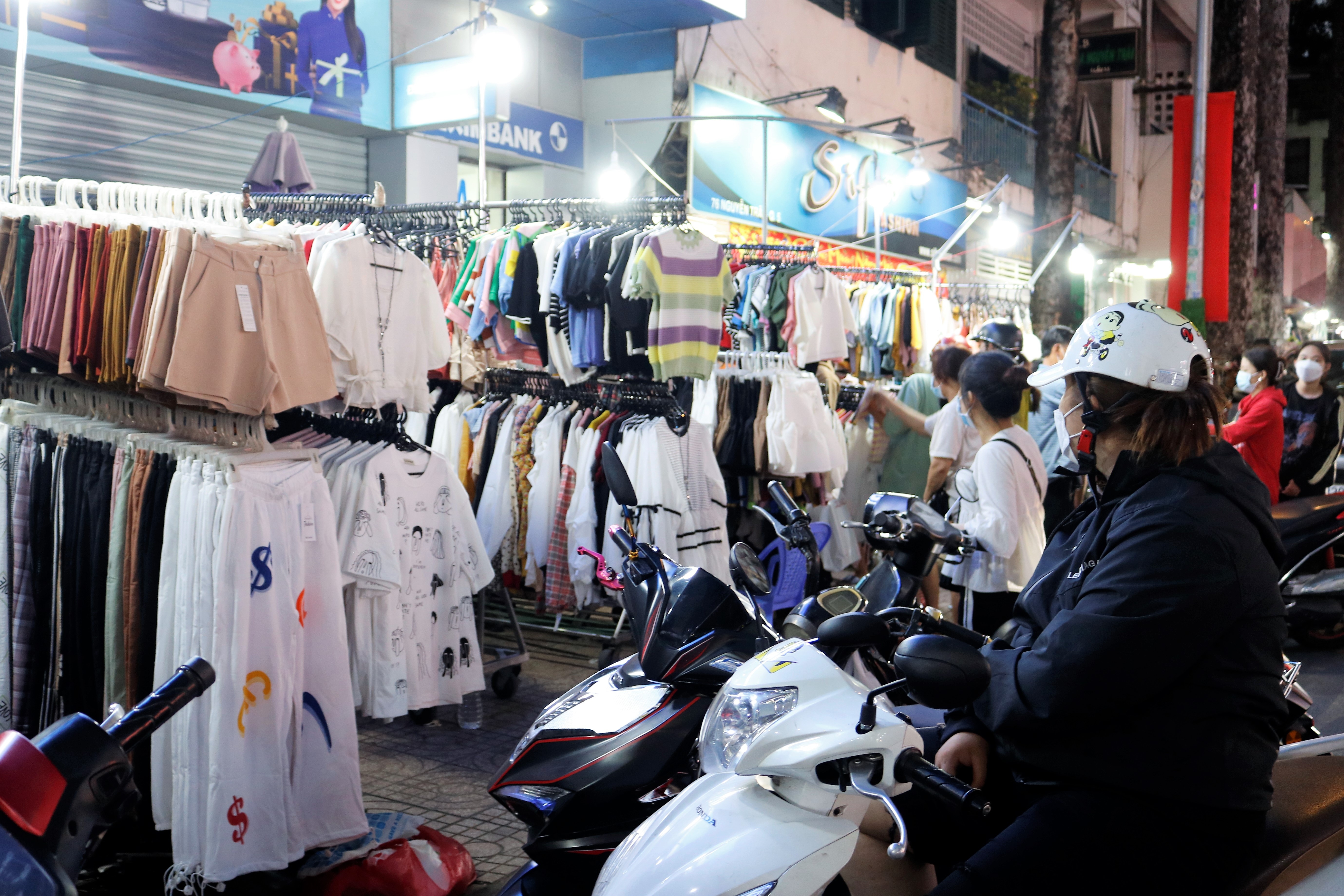 Chen chuc mua sam trong ngay chu nhat truoc Tet o TP.HCM anh 1