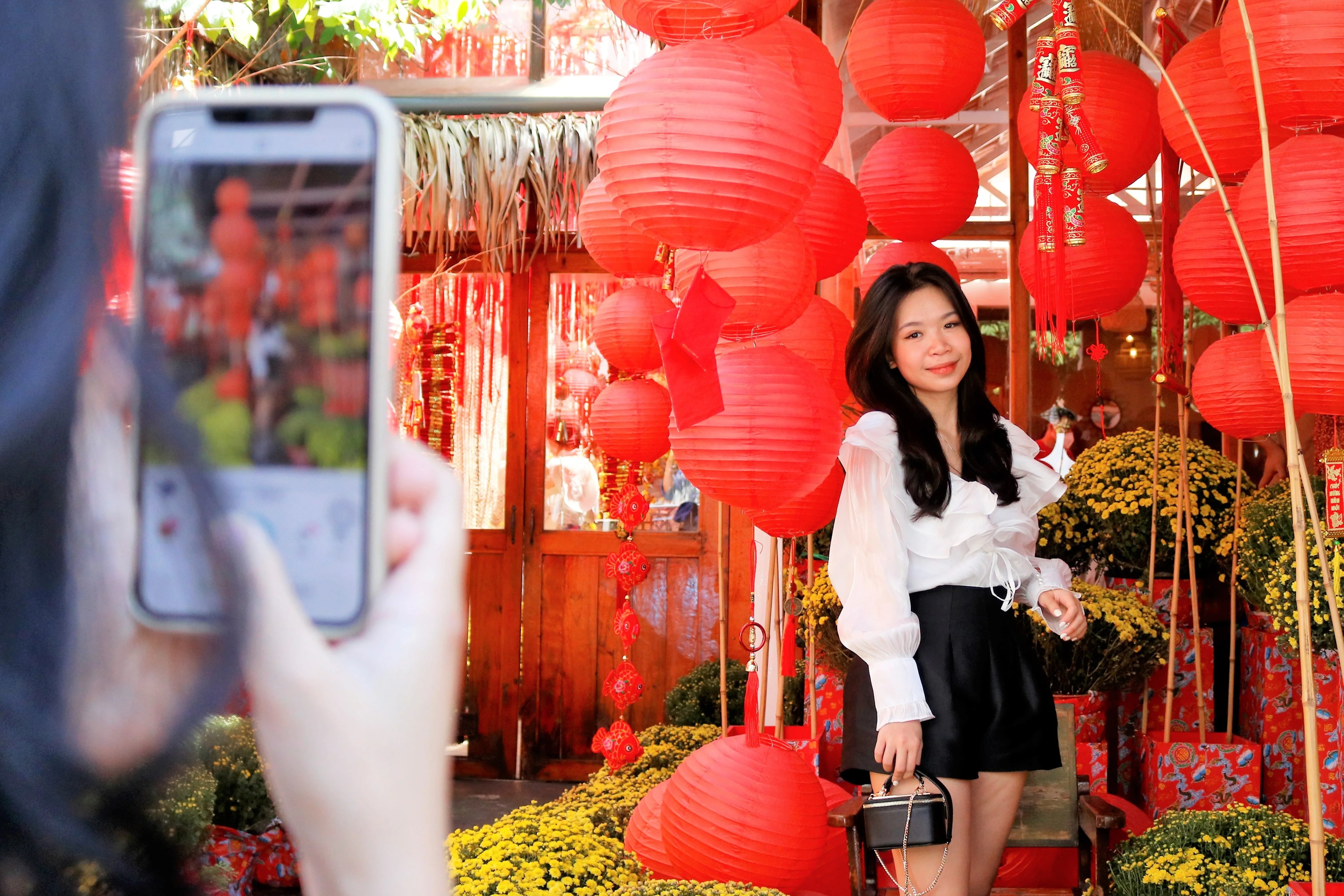 Quan ca phe o TP.HCM li xi, tang qua de hut khach ngay Tet hinh anh
