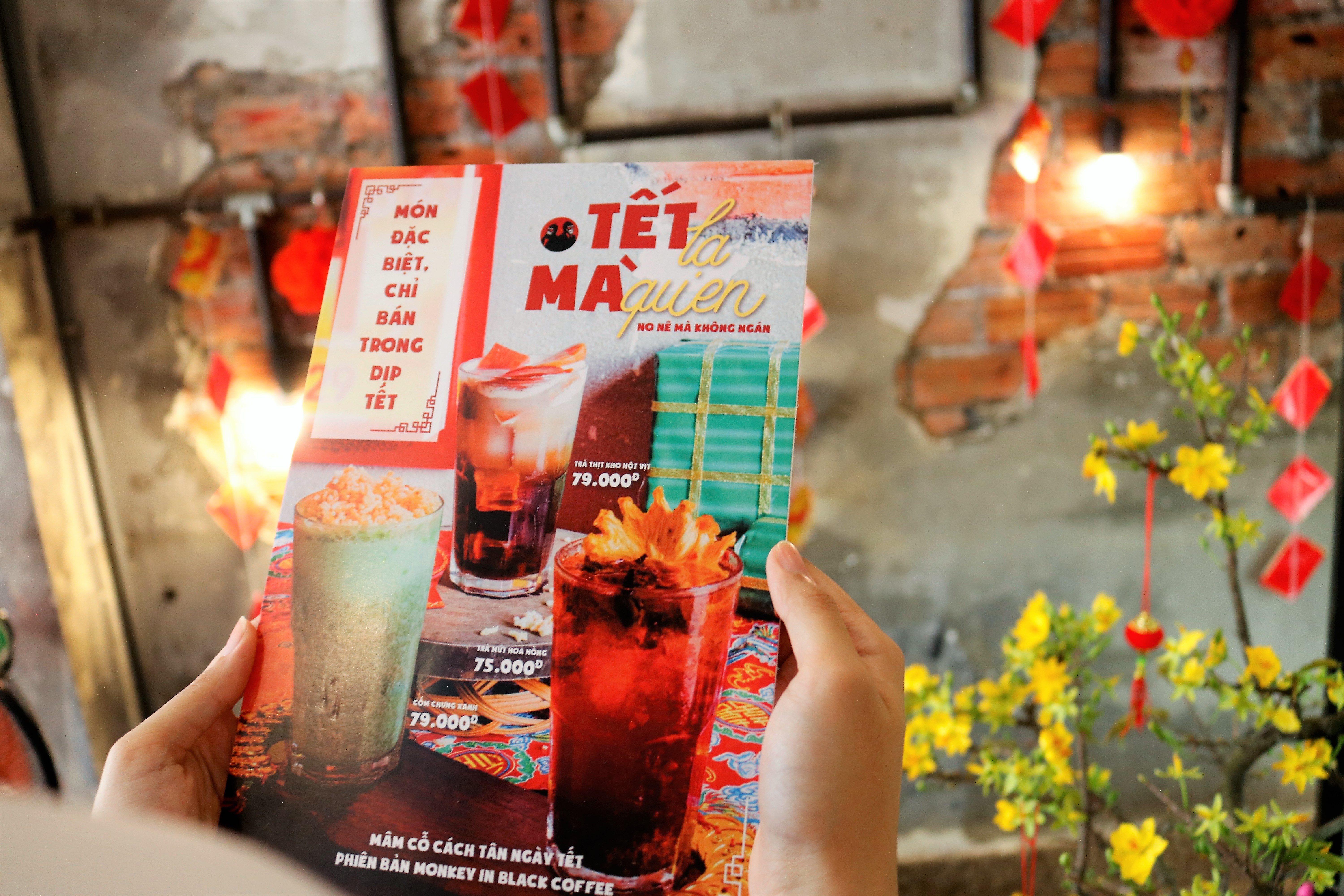 Cac quan ca phe o TP.HCM li xi,  tang qua may man cho khach anh 9