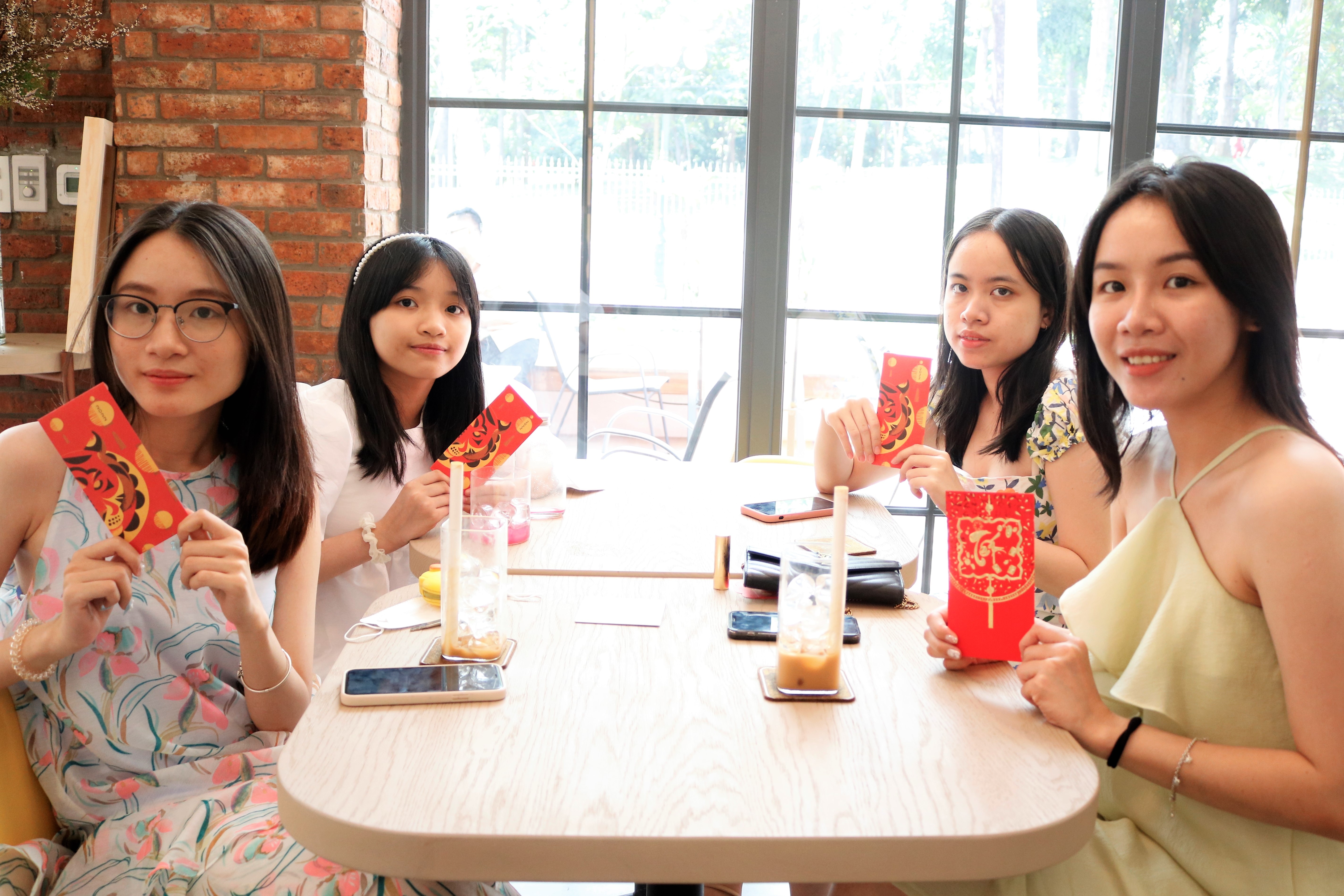 Cac quan ca phe o TP.HCM li xi,  tang qua may man cho khach anh 4