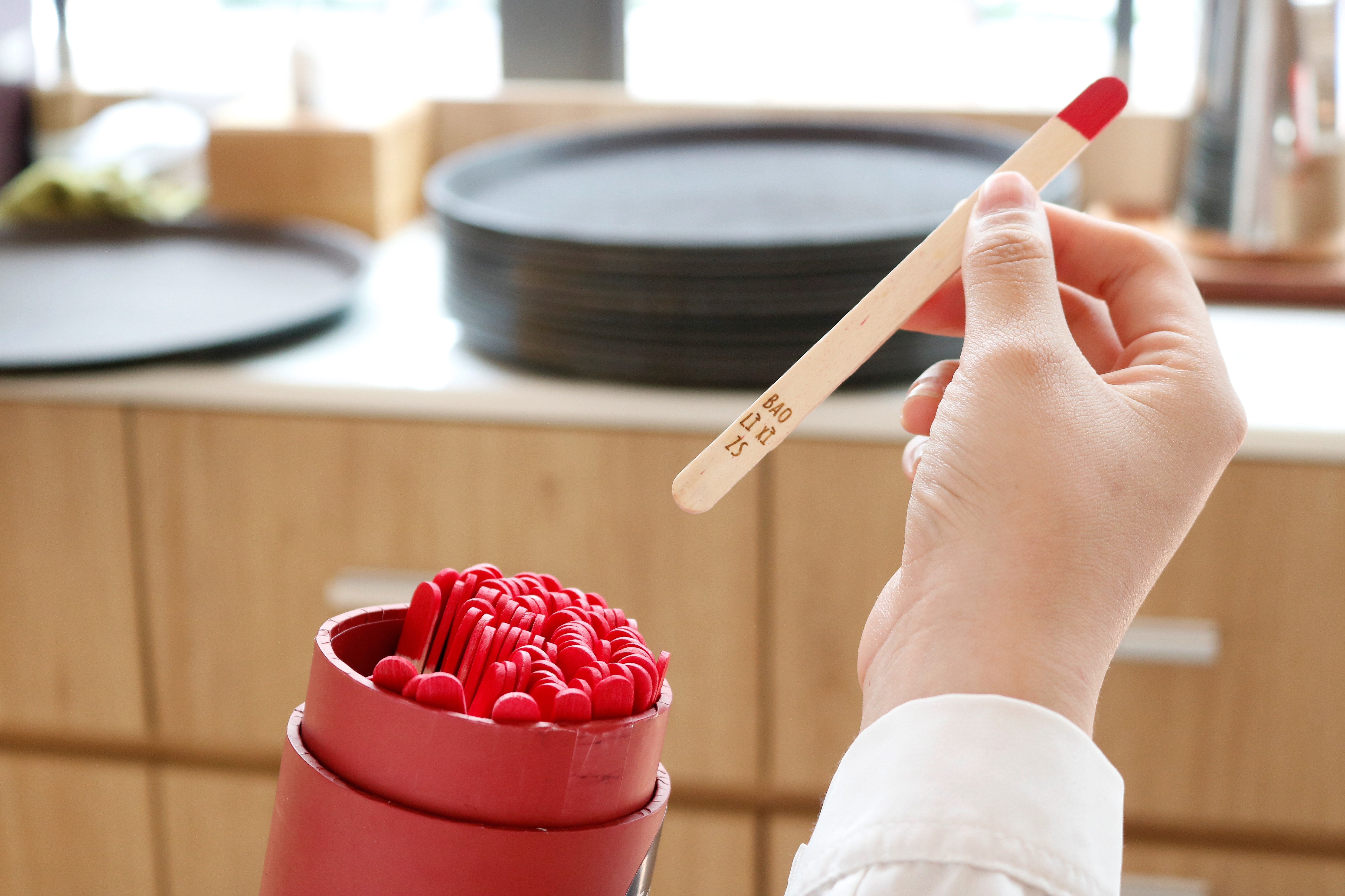 Cac quan ca phe o TP.HCM li xi,  tang qua may man cho khach anh 7