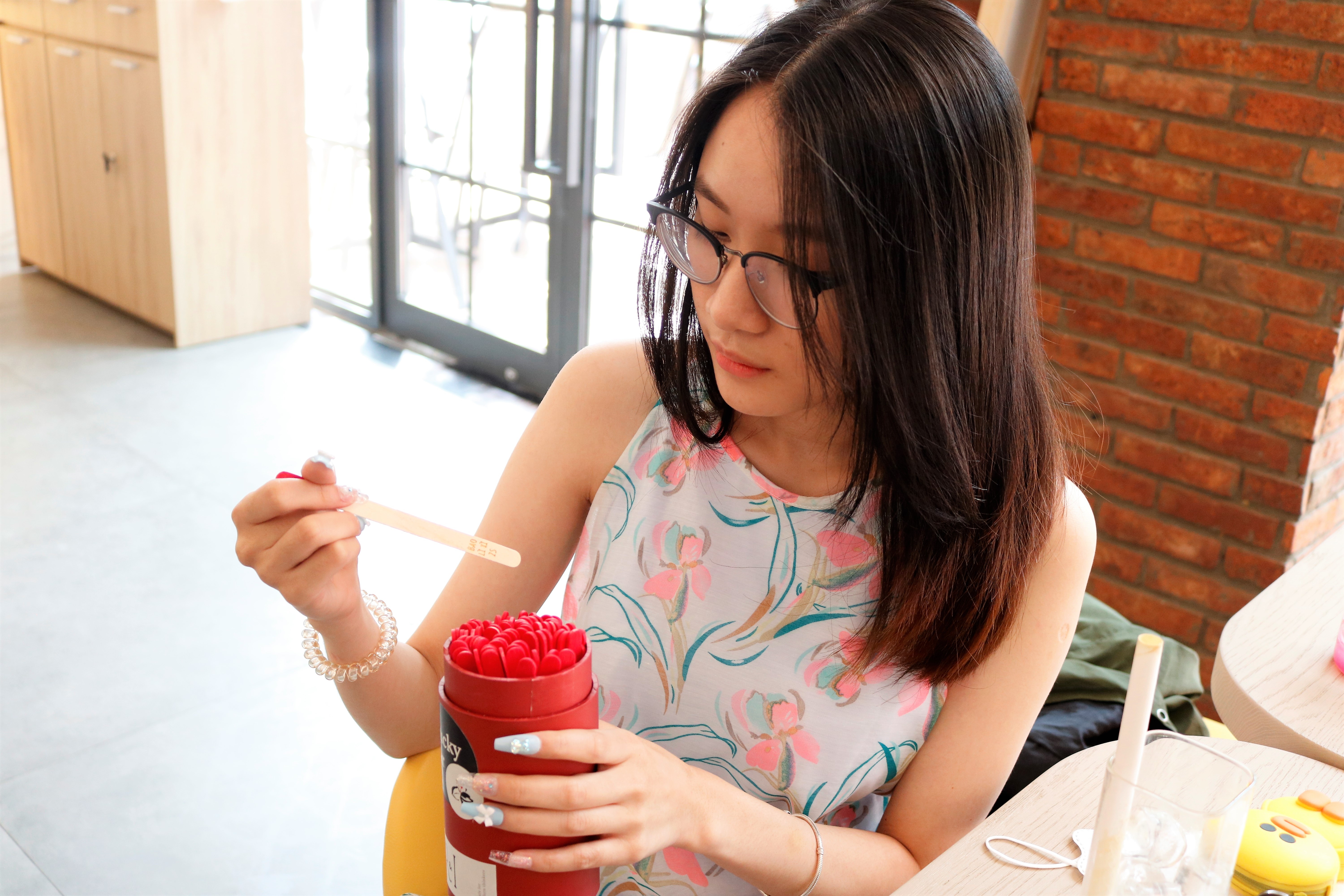 Cac quan ca phe o TP.HCM li xi,  tang qua may man cho khach anh 6