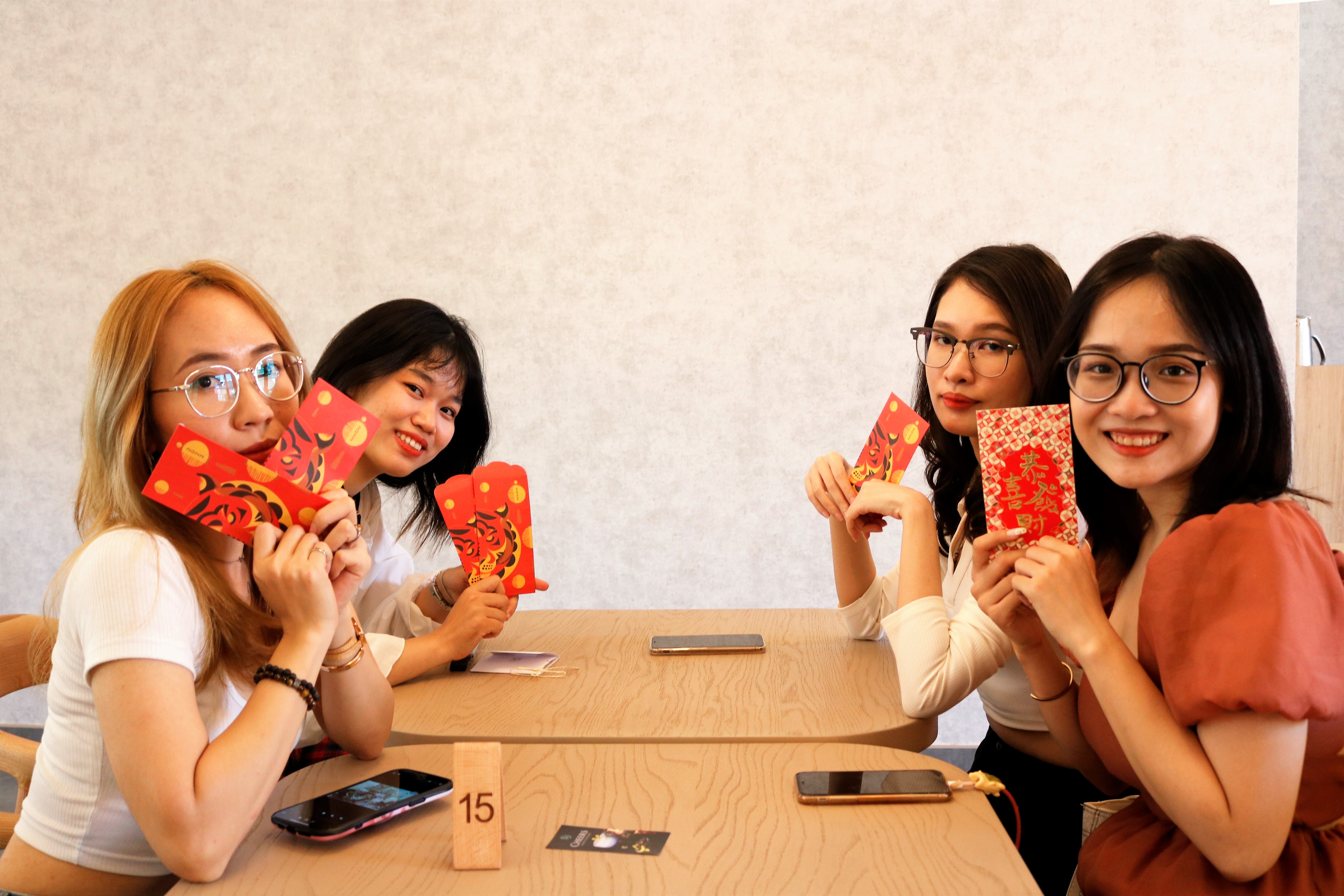 Cac quan ca phe o TP.HCM li xi,  tang qua may man cho khach anh 5