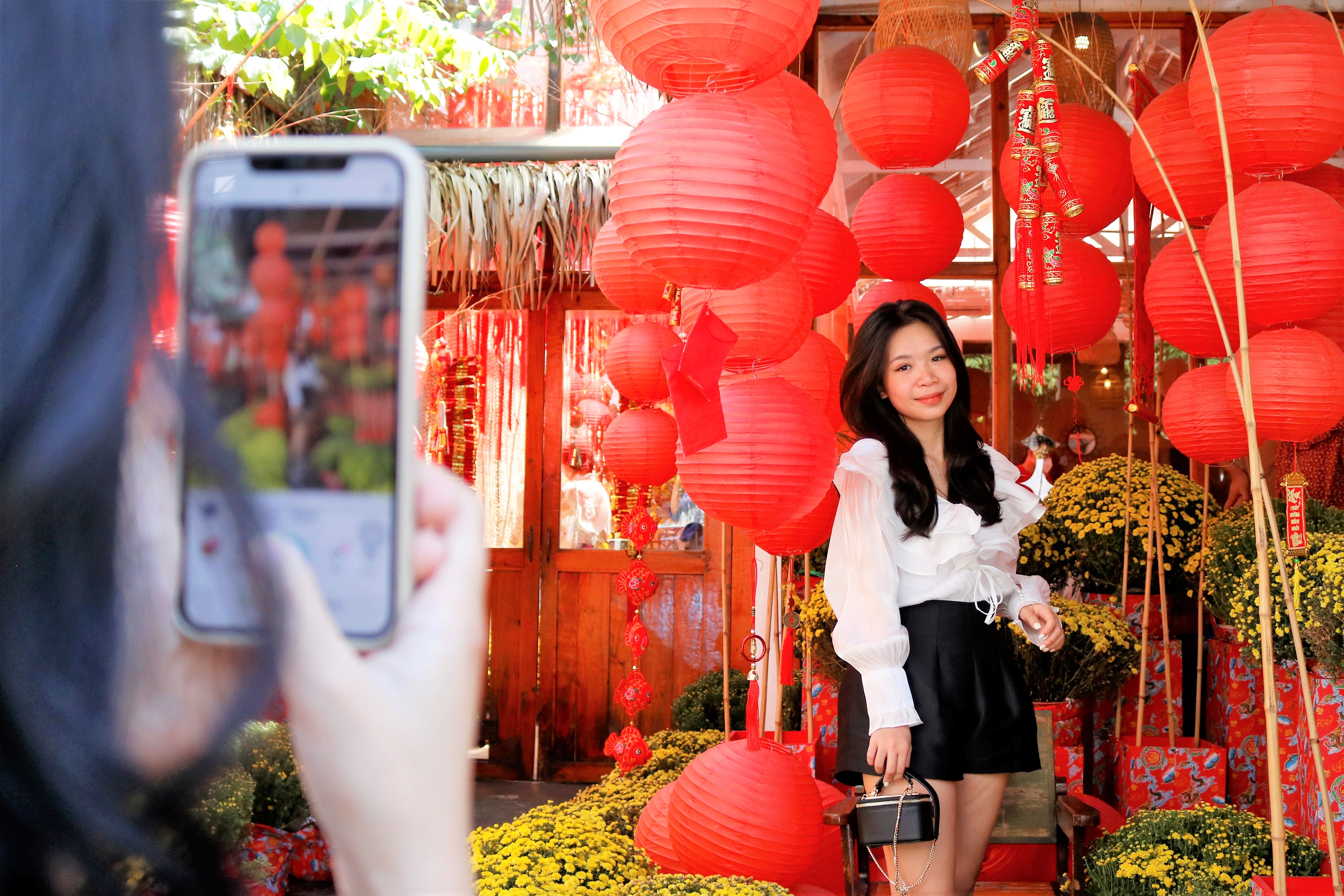 Cac quan ca phe o TP.HCM li xi,  tang qua may man cho khach anh 2