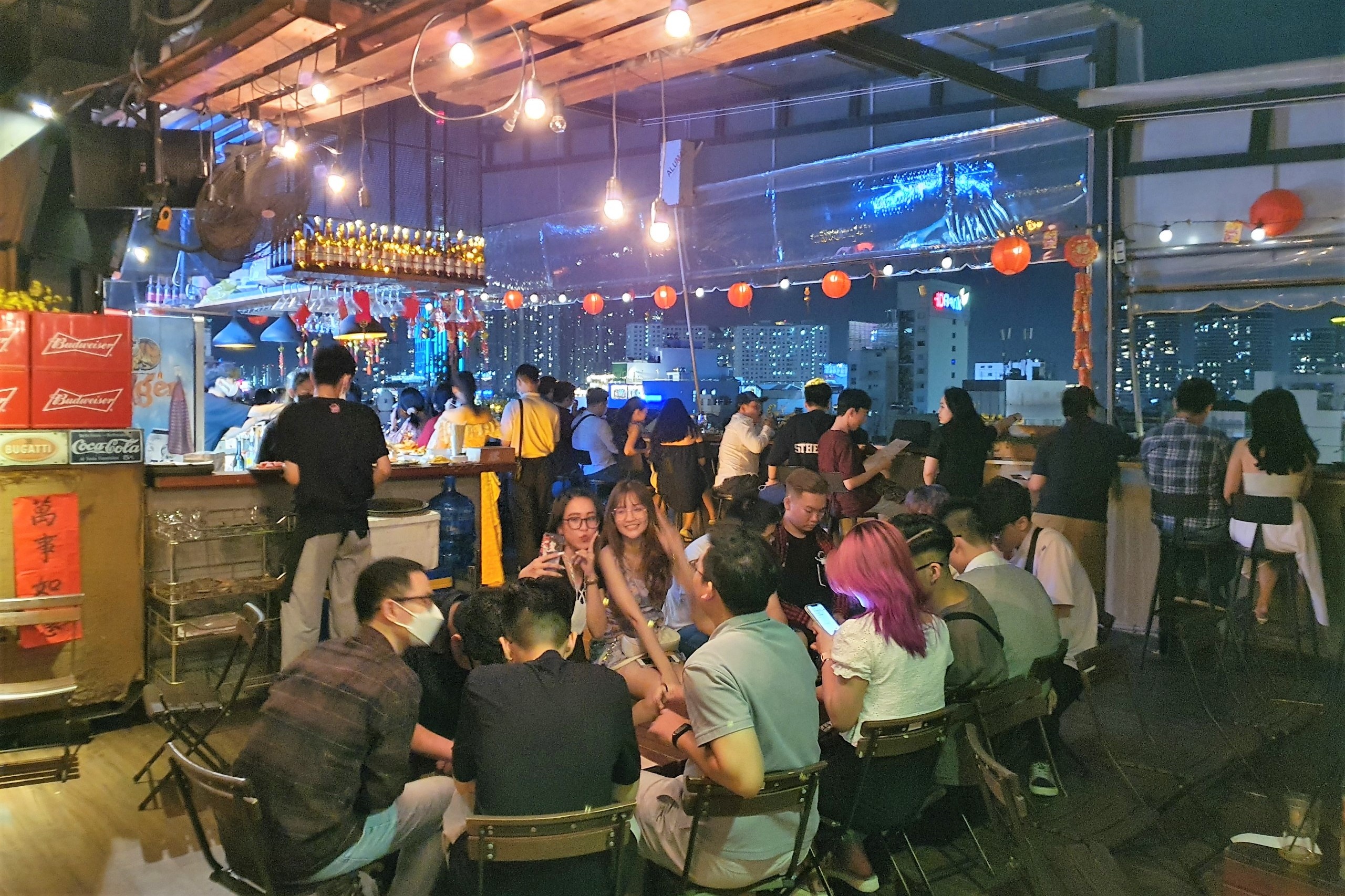 Cac bar san thuong o TP.HCM kin khach toi dau nam anh 1