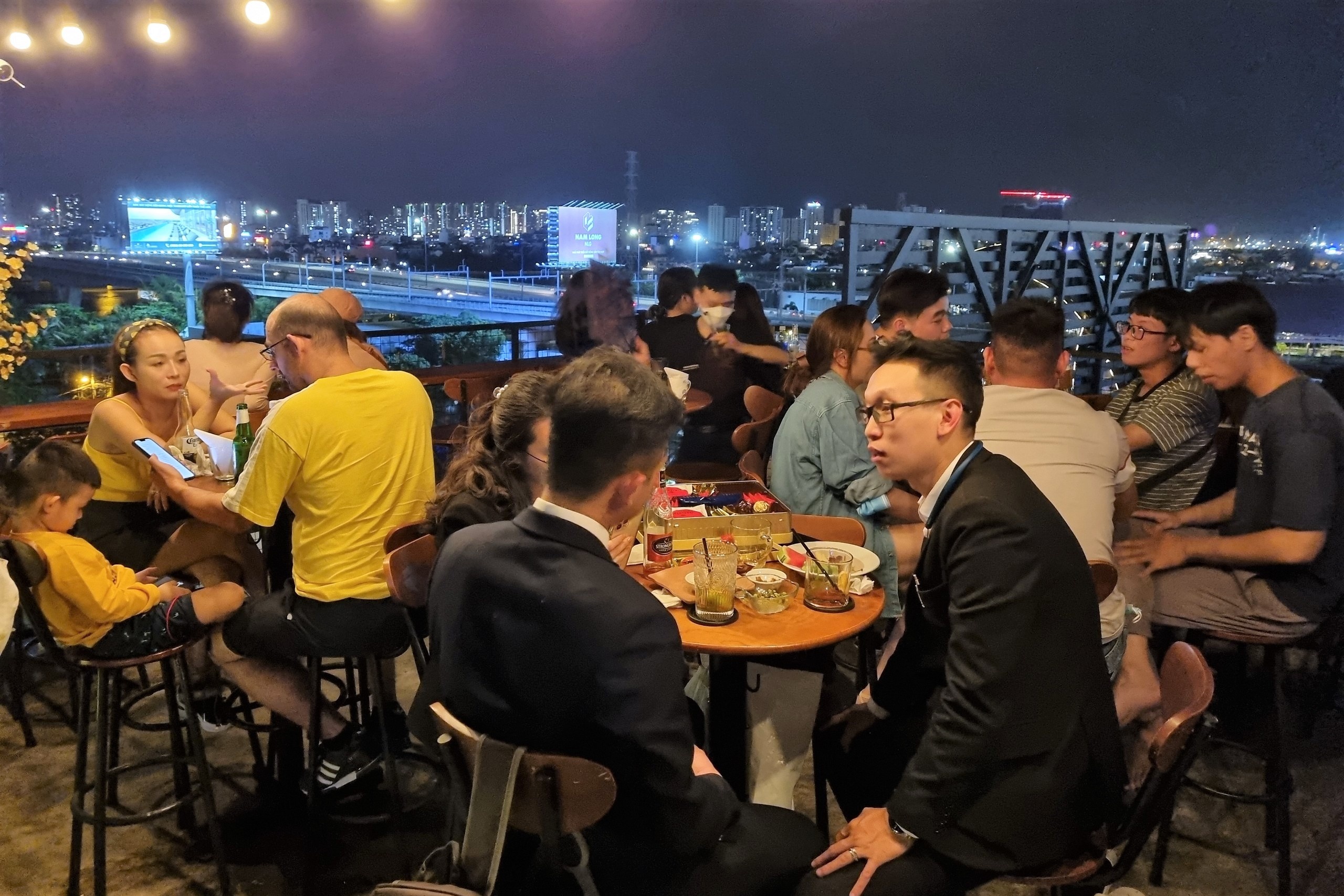 Cac bar san thuong o TP.HCM kin khach toi dau nam anh 2