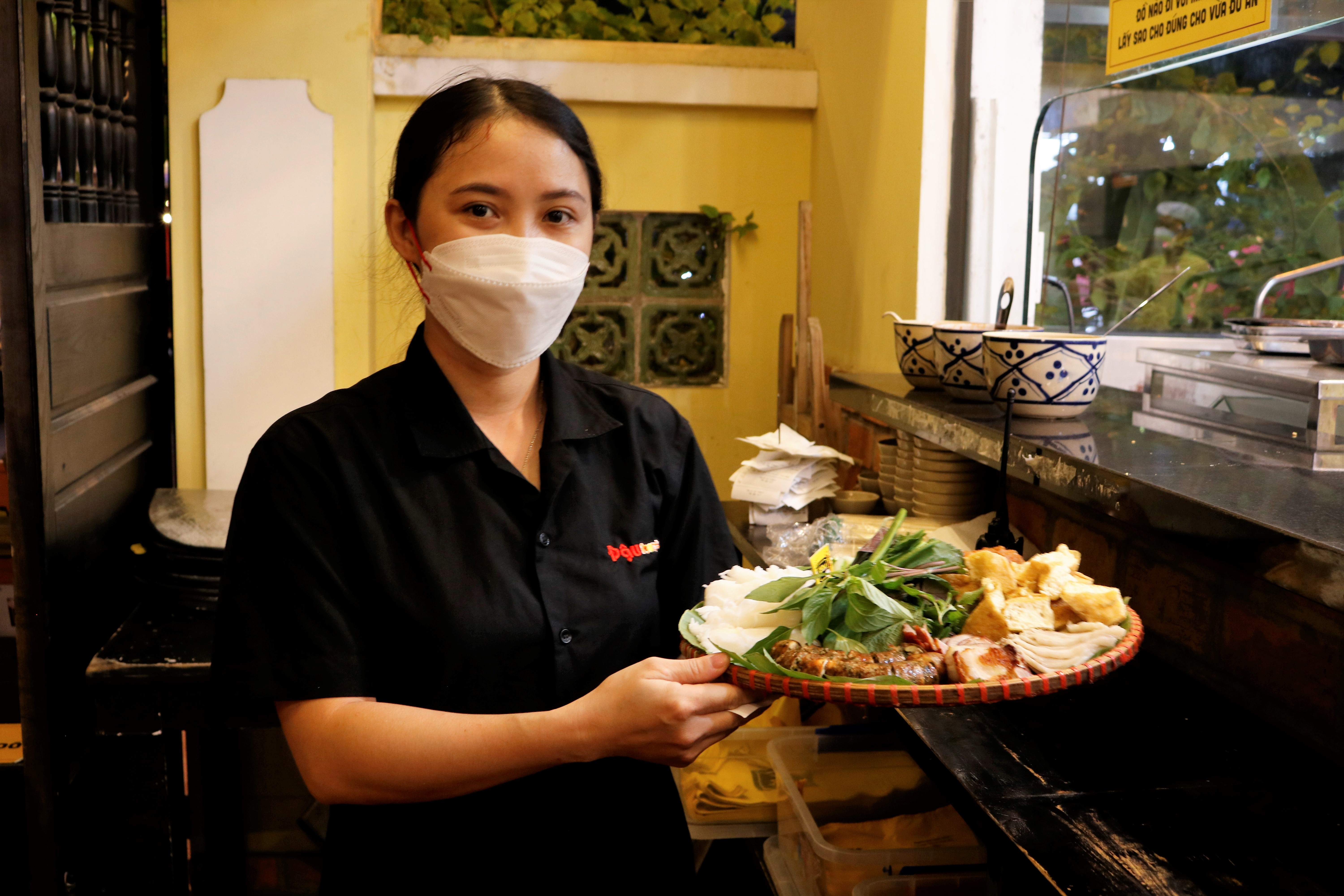 Khu Thảo Điền đông đúc ngày Tết hàng quán hết chỗ từ sớm ảnh 10 Khu Thao Dien dong duc ngay Tet hang quan het cho tu som anh 10