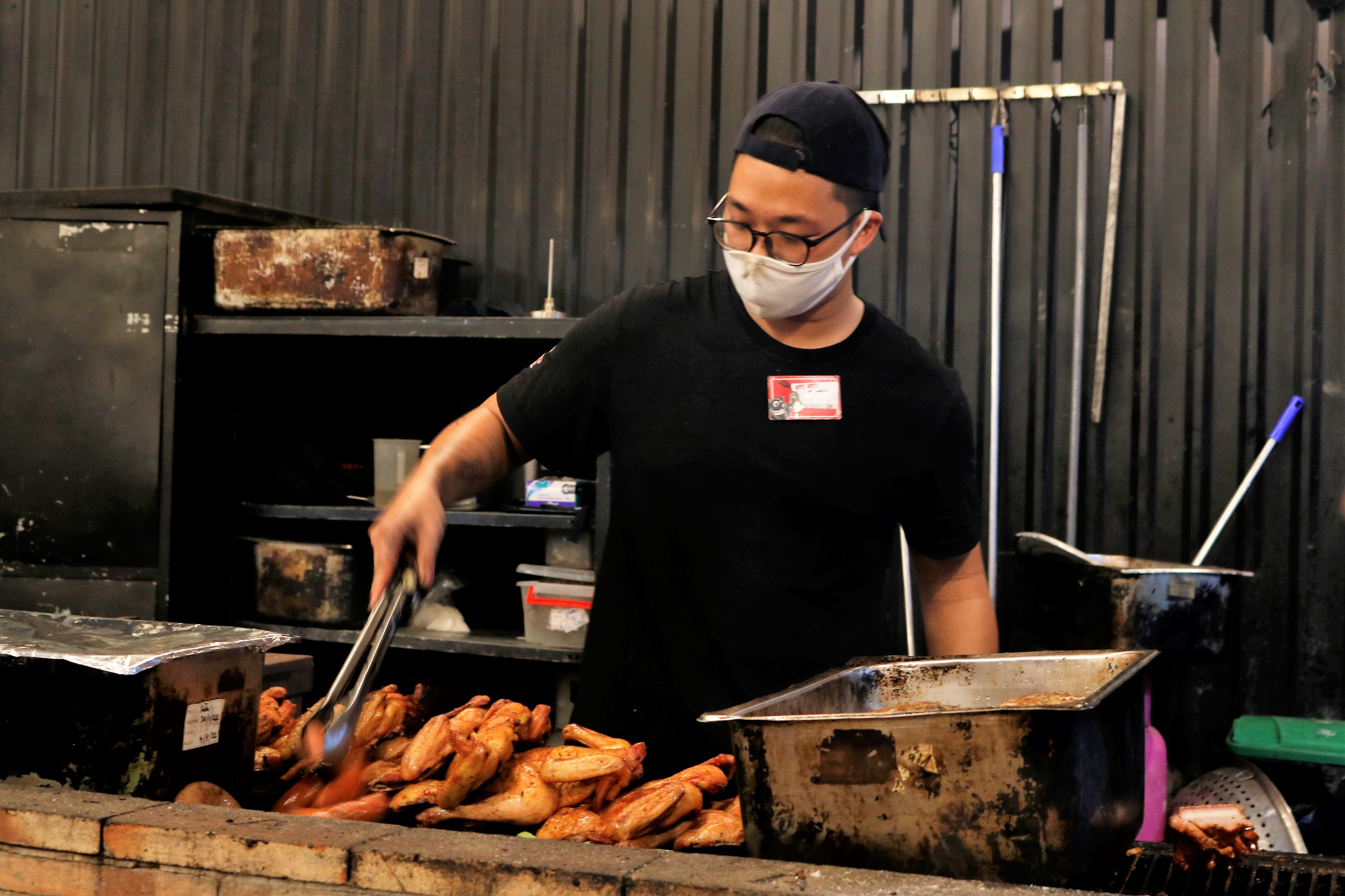 Khu Thảo Điền đông đúc ngày Tết hàng quán hết chỗ từ sớm ảnh 9 Khu Thao Dien dong duc ngay Tet hang quan het cho tu som anh 9