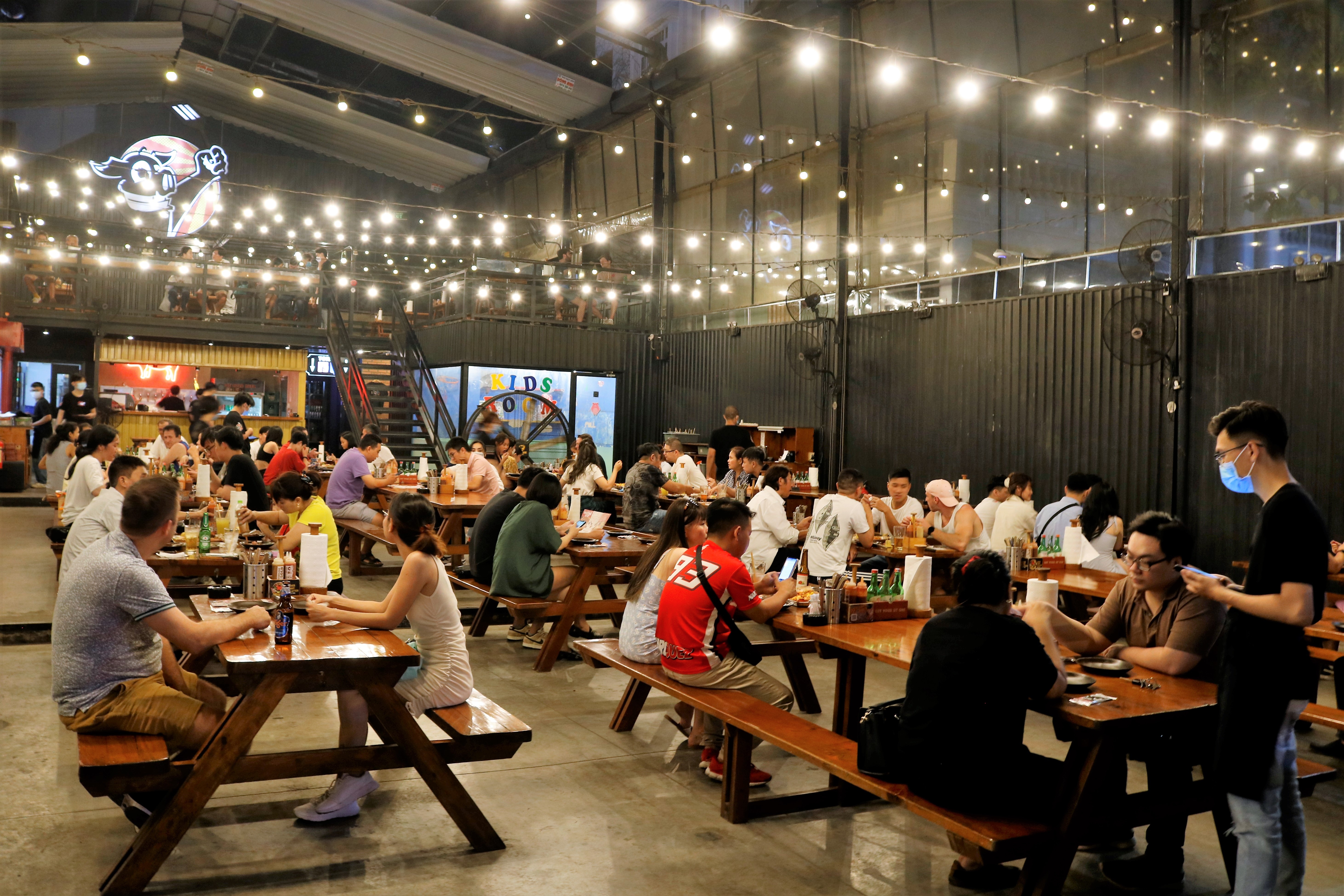 Khu Thảo Điền đông đúc ngày Tết hàng quán hết chỗ từ sớm ảnh 7 Khu Thao Dien dong duc ngay Tet hang quan het cho tu som anh 7