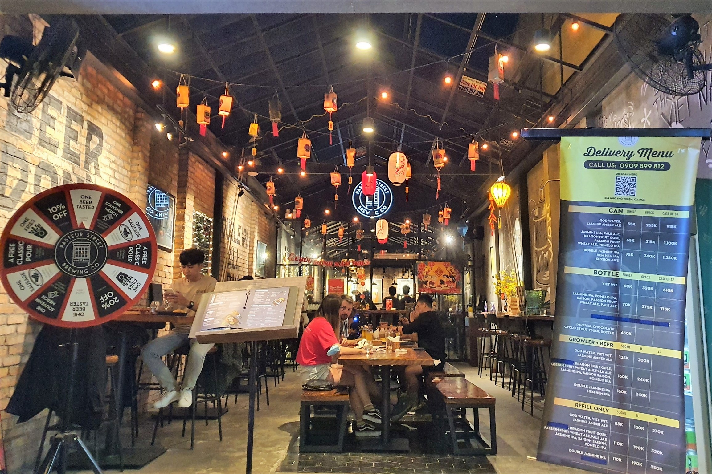 Khu Thảo Điền đông đúc ngày Tết hàng quán hết chỗ từ sớm ảnh 8 Khu Thao Dien dong duc ngay Tet hang quan het cho tu som anh 8