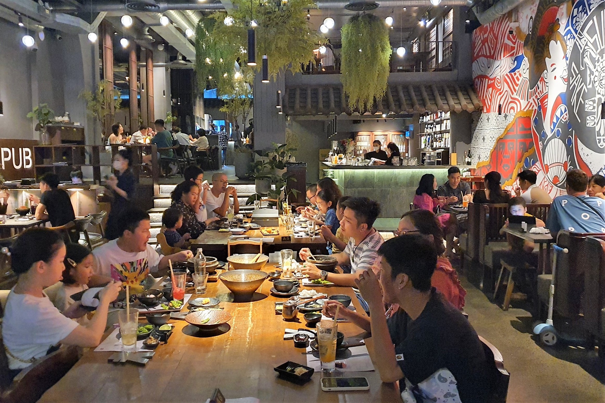 Khu Thảo Điền đông đúc ngày Tết hàng quán hết chỗ từ sớm ảnh 1 Khu Thao Dien dong duc ngay Tet hang quan het cho tu som anh 1