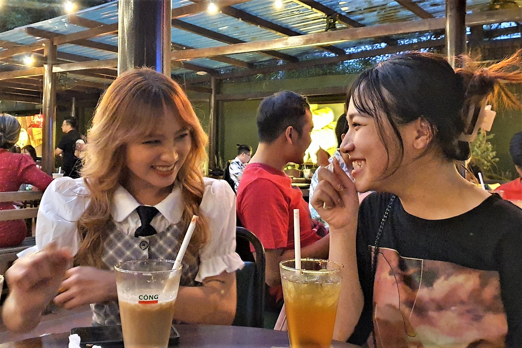 Khu Thảo Điền đông đúc ngày Tết hàng quán hết chỗ từ sớm ảnh 4 Khu Thao Dien dong duc ngay Tet hang quan het cho tu som anh 4