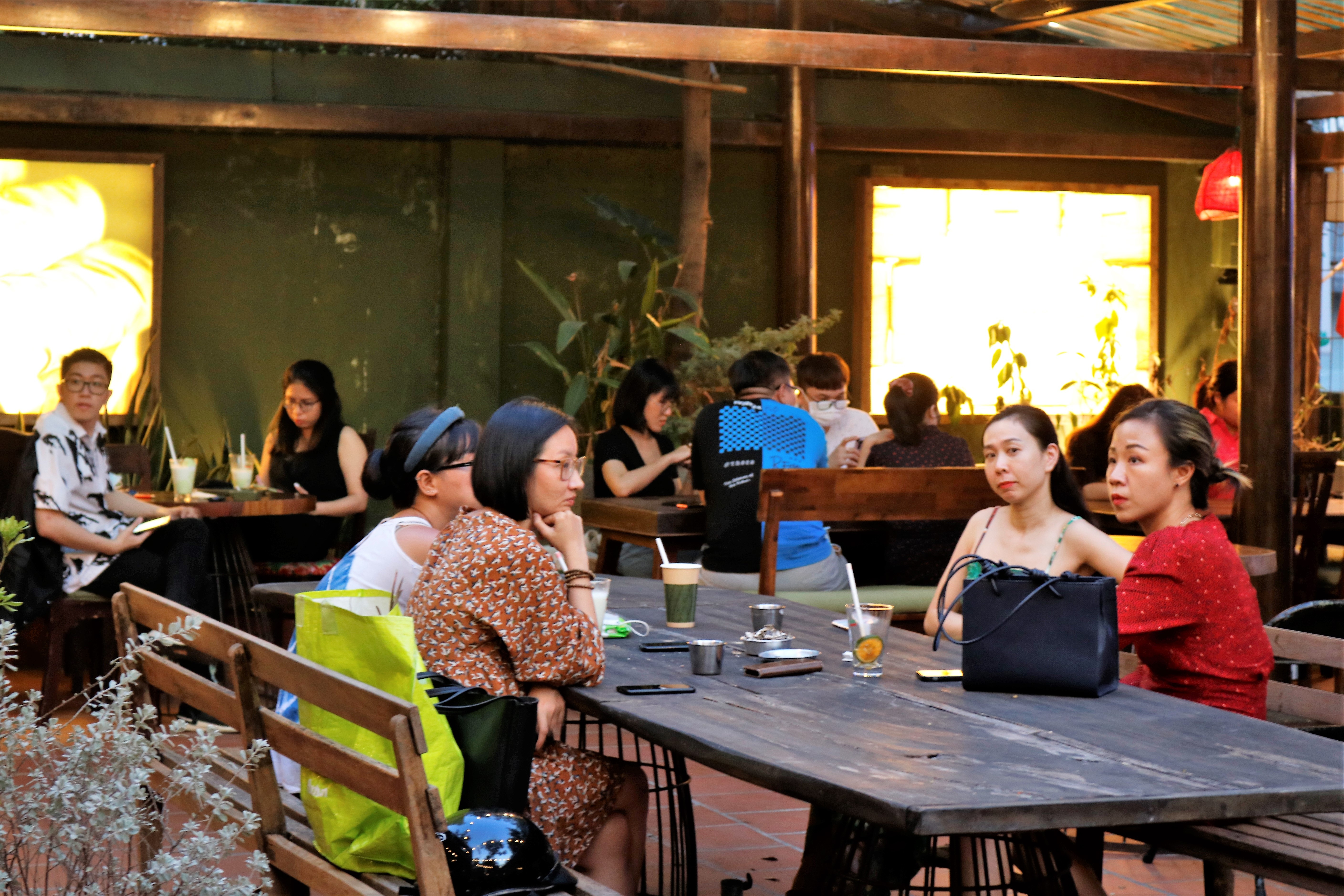 Khu Thảo Điền đông đúc ngày Tết hàng quán hết chỗ từ sớm ảnh 5 Khu Thao Dien dong duc ngay Tet hang quan het cho tu som anh 5