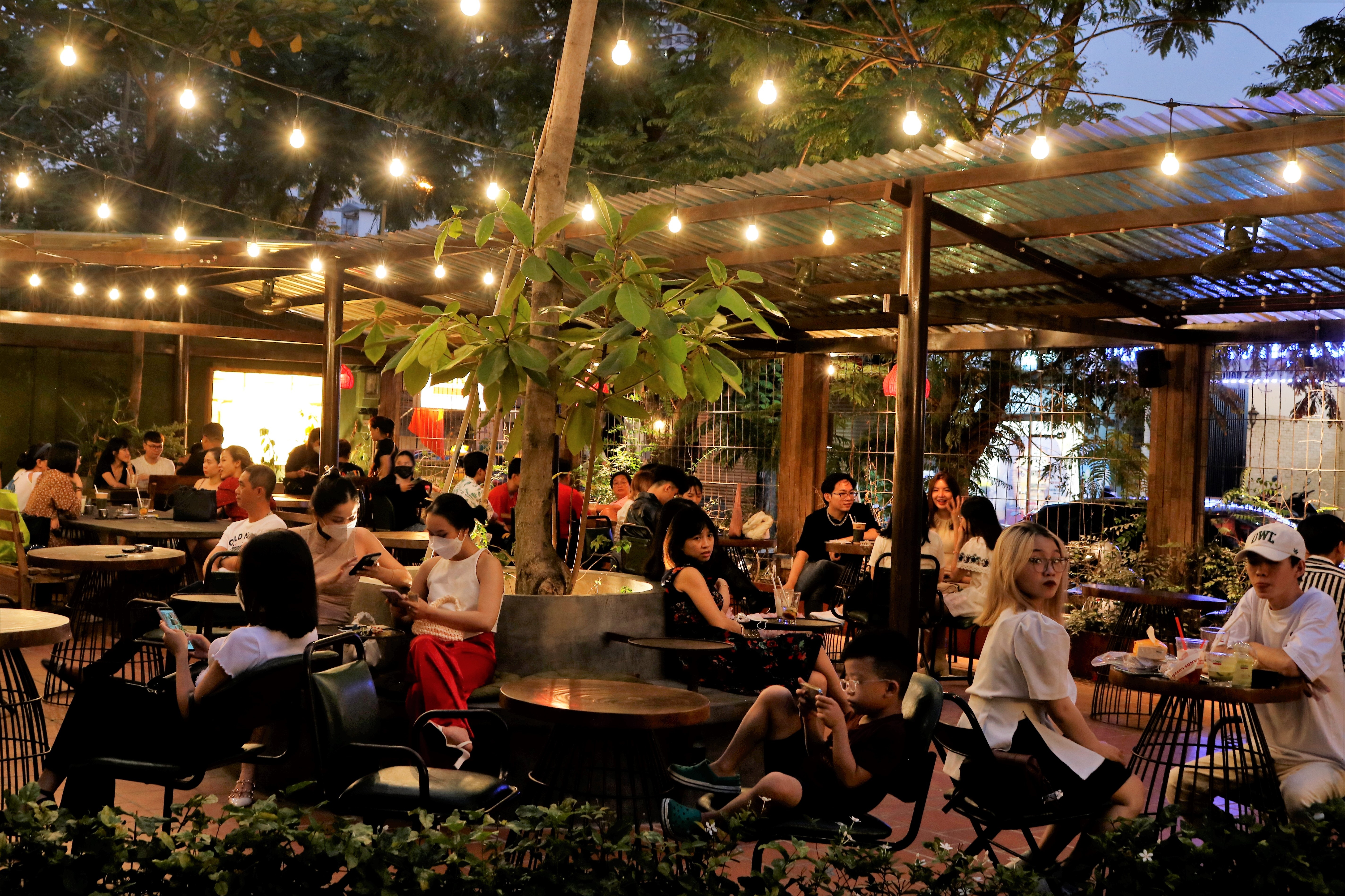 Khu Thảo Điền đông đúc ngày Tết hàng quán hết chỗ từ sớm ảnh 6 Khu Thao Dien dong duc ngay Tet hang quan het cho tu som anh 6